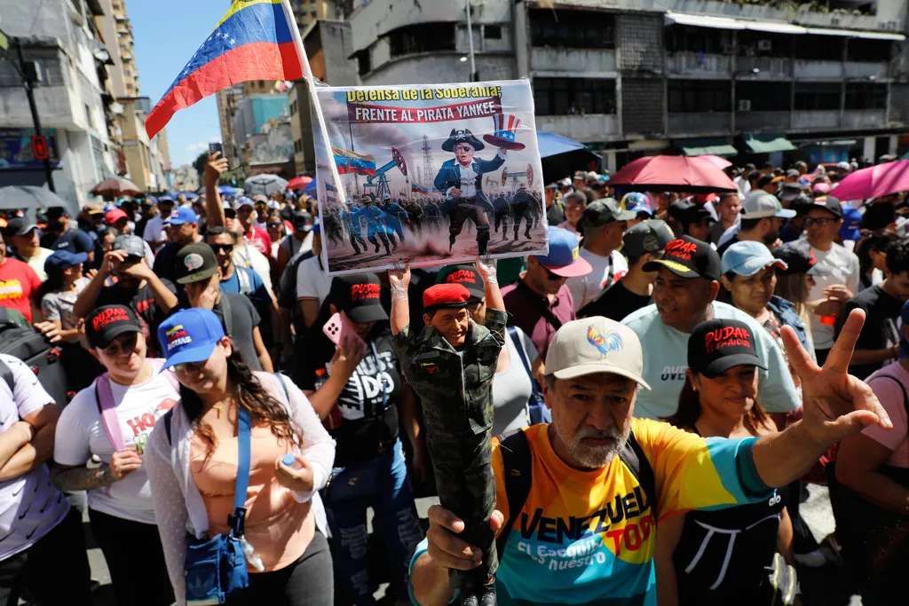 2025年12月13日。ベネズエラのカラカスで、政府が組織した反米集会に参加する人々。 （AP）
