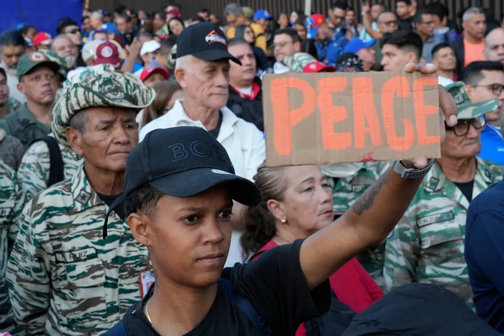 2025年12月15日。ベネズエラのカラカスで行われた政府集会に参加する人々。（AP）