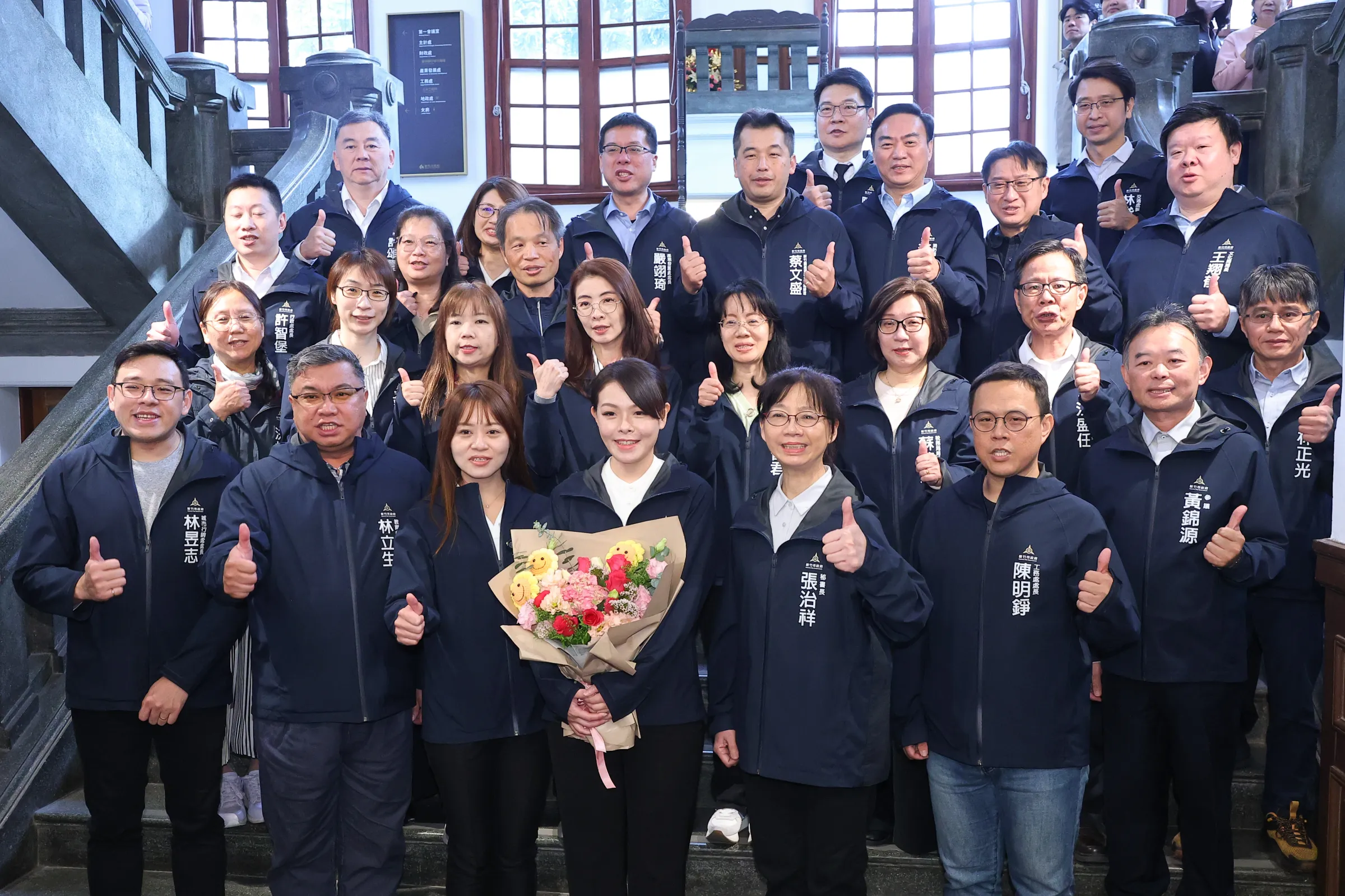20251218-新竹市長高虹安（第一排中）18日返回新竹市政府復職。（顏麟宇攝）