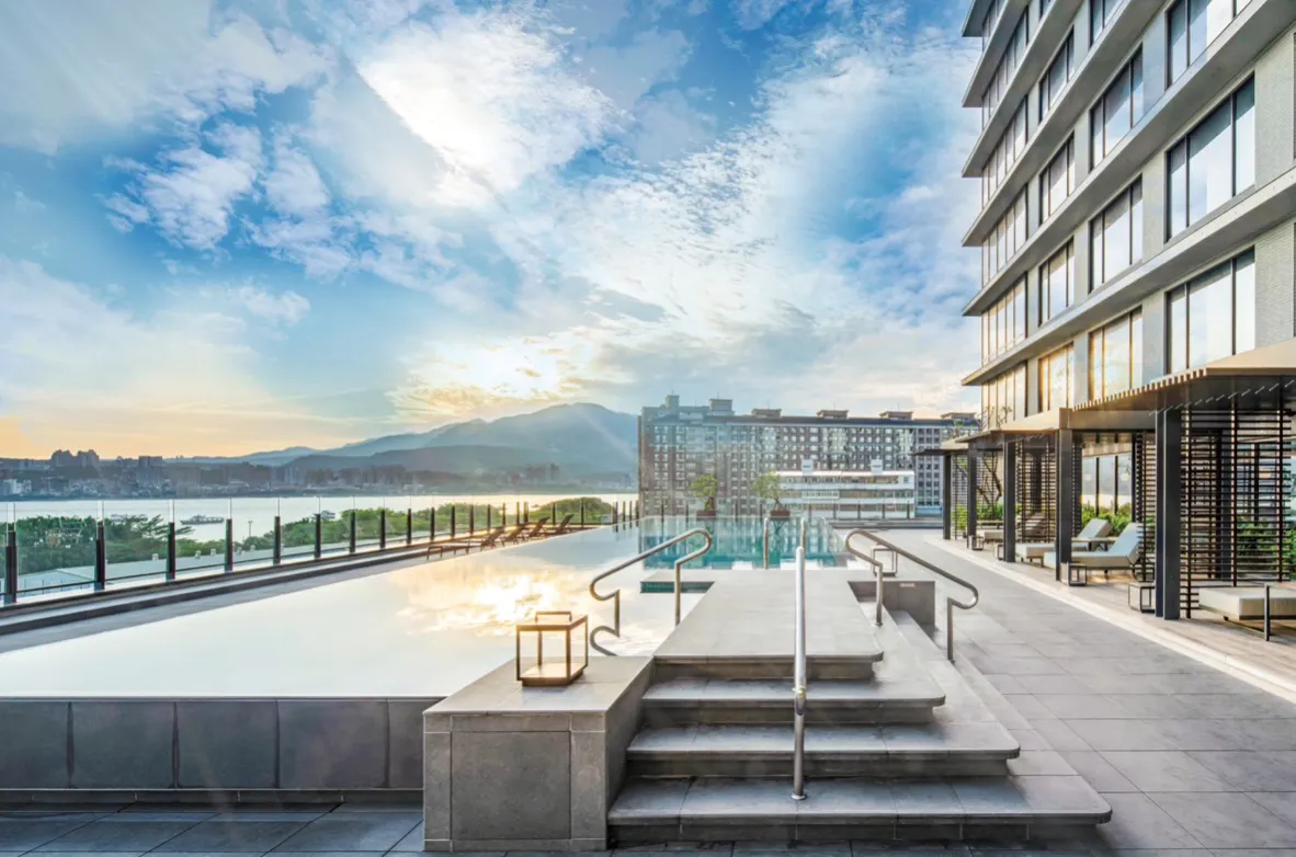 夏季時，福朋喜來登酒店面河客房與五樓泳池都是賞煙火的熱門場域，讓旅客不必外出就能感受八里的迷人氛圍。圖/新北市政府觀光旅遊局提供