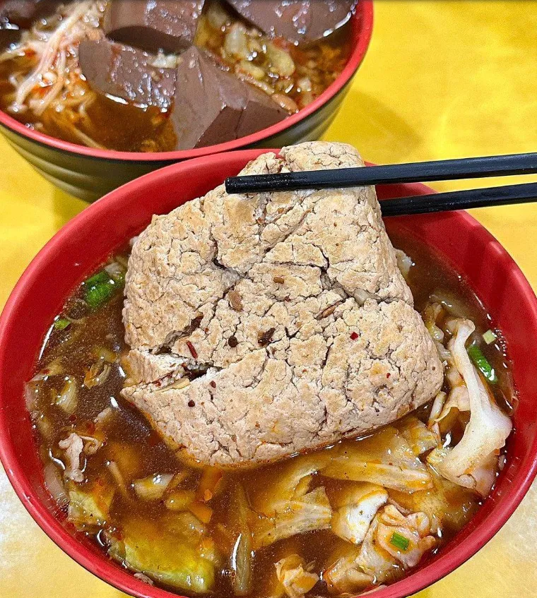 通化夜市必吃美食推薦：寧府麻辣鴨血。（圖／取自IG@titi_eatfood）