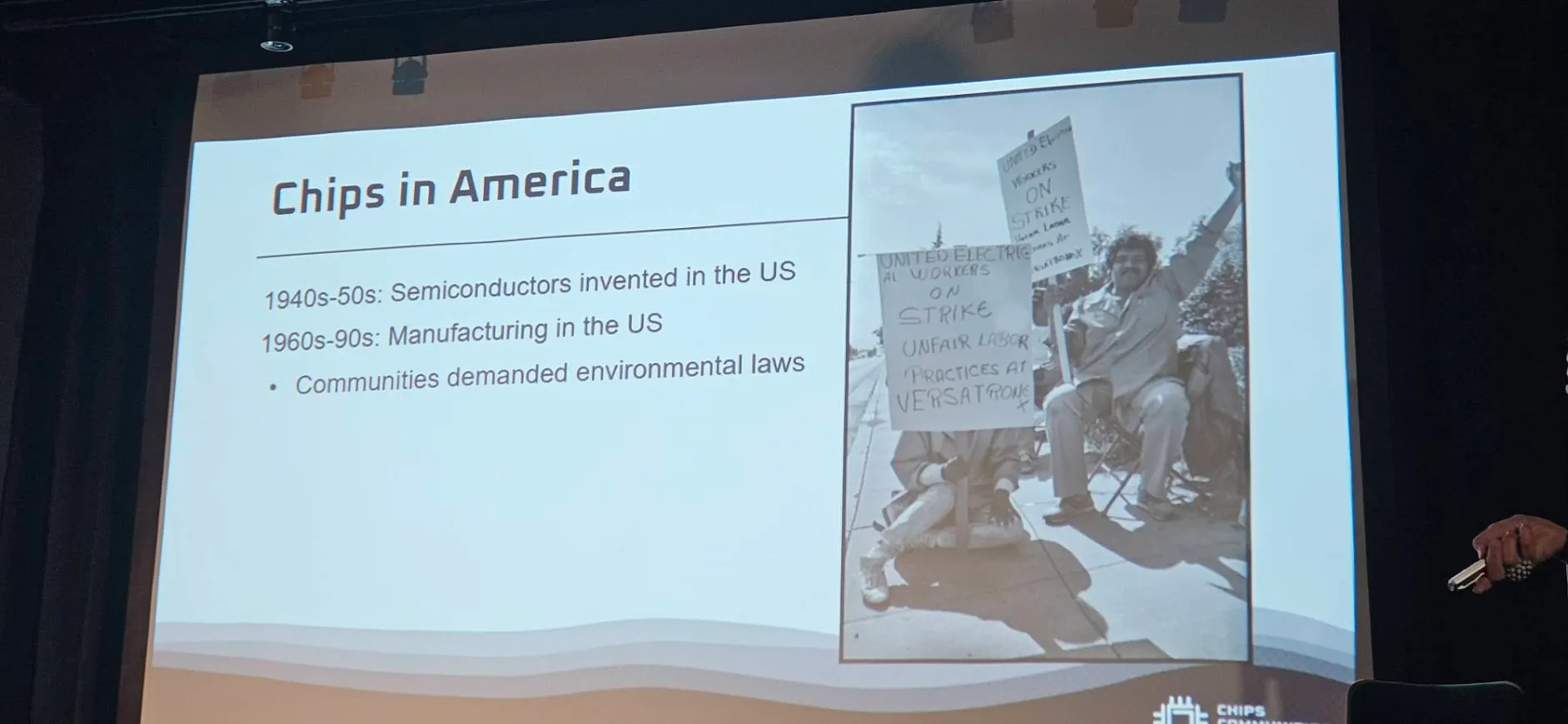 12月18日、美国倡议组织 CHIPS Communities United 主任Judith Barish简述美国半导体发展历程。（王秋燕摄）