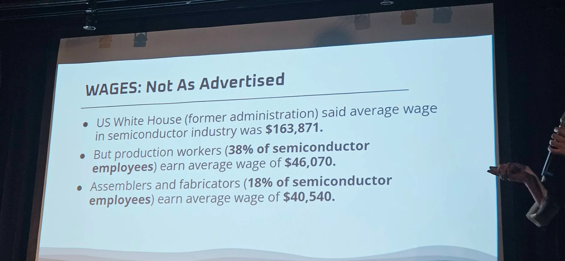 12月18日、美国倡议组织 CHIPS Communities United 主任Judith Barish演说时，以投影片说明美国半导体业工作人员薪资。（王秋燕摄）
