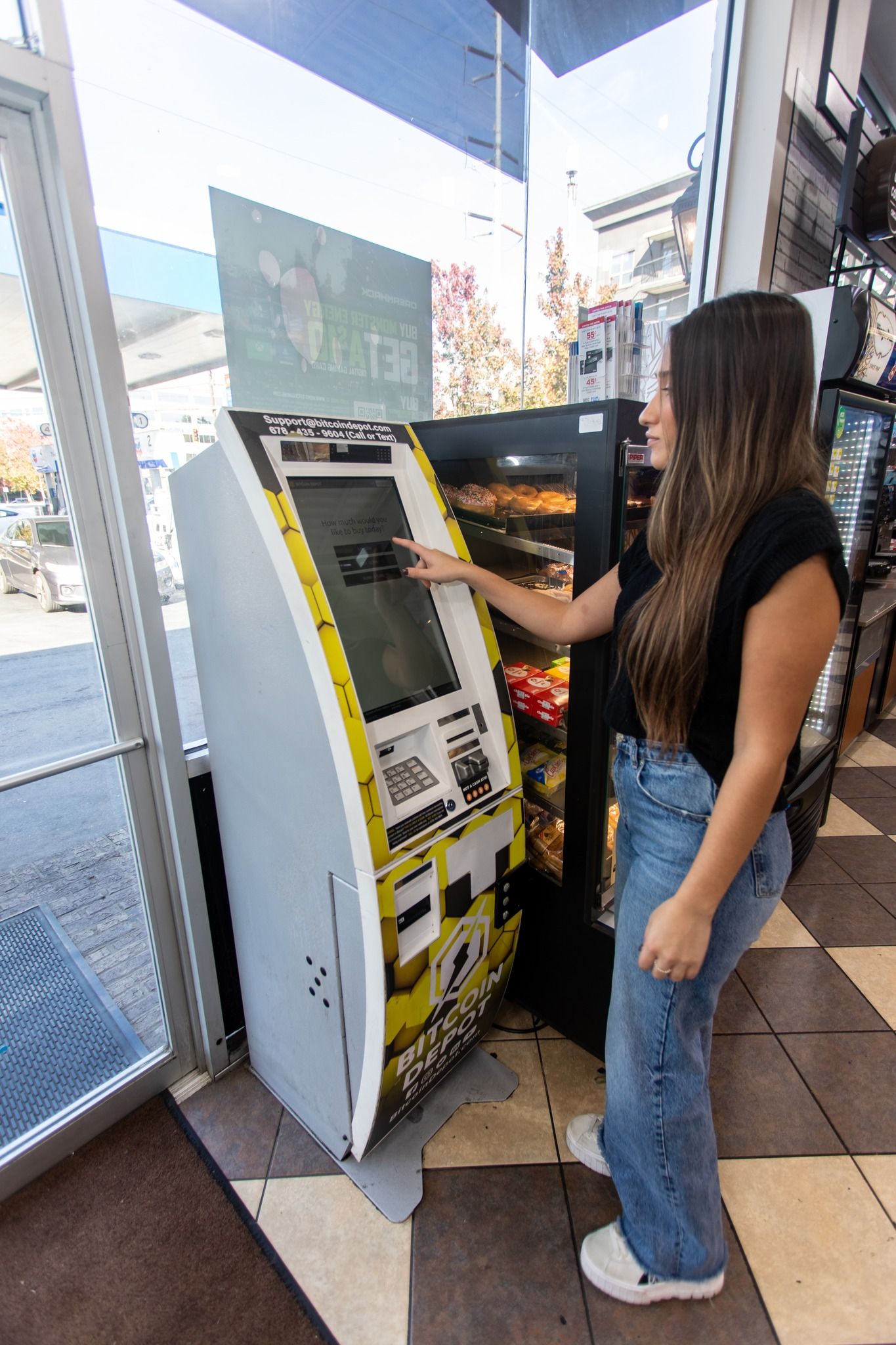 在美國便利商店設置的虛擬貨幣ATM，不只可以用比特幣帳戶領現金、也能用現金直接投資。（翻攝自官方粉專）