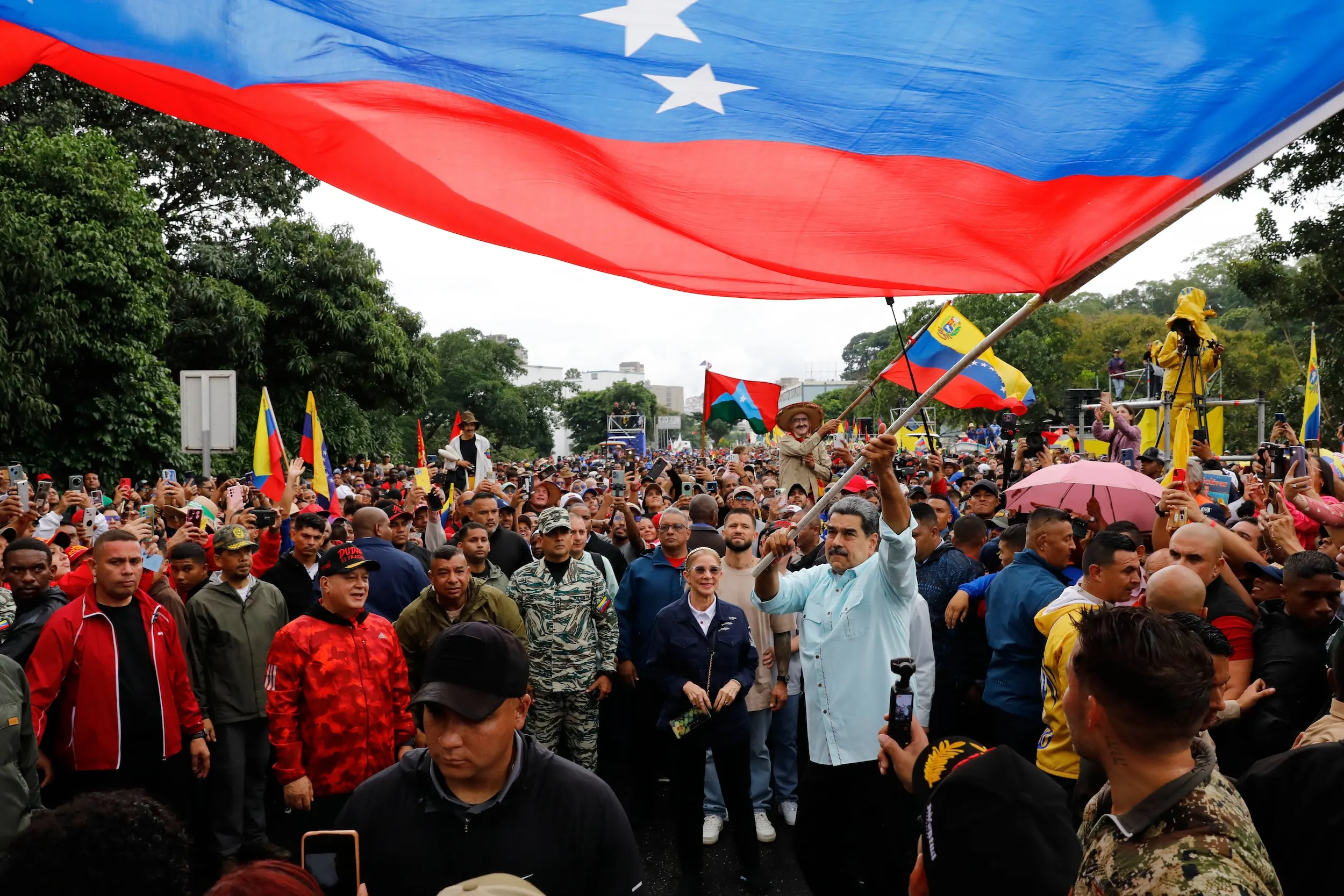 2025年12月10日，委內瑞拉總統馬杜洛（Nicolas Maduro）在紀念聖伊內斯戰役週年的集會上揮舞國旗。（美聯社）