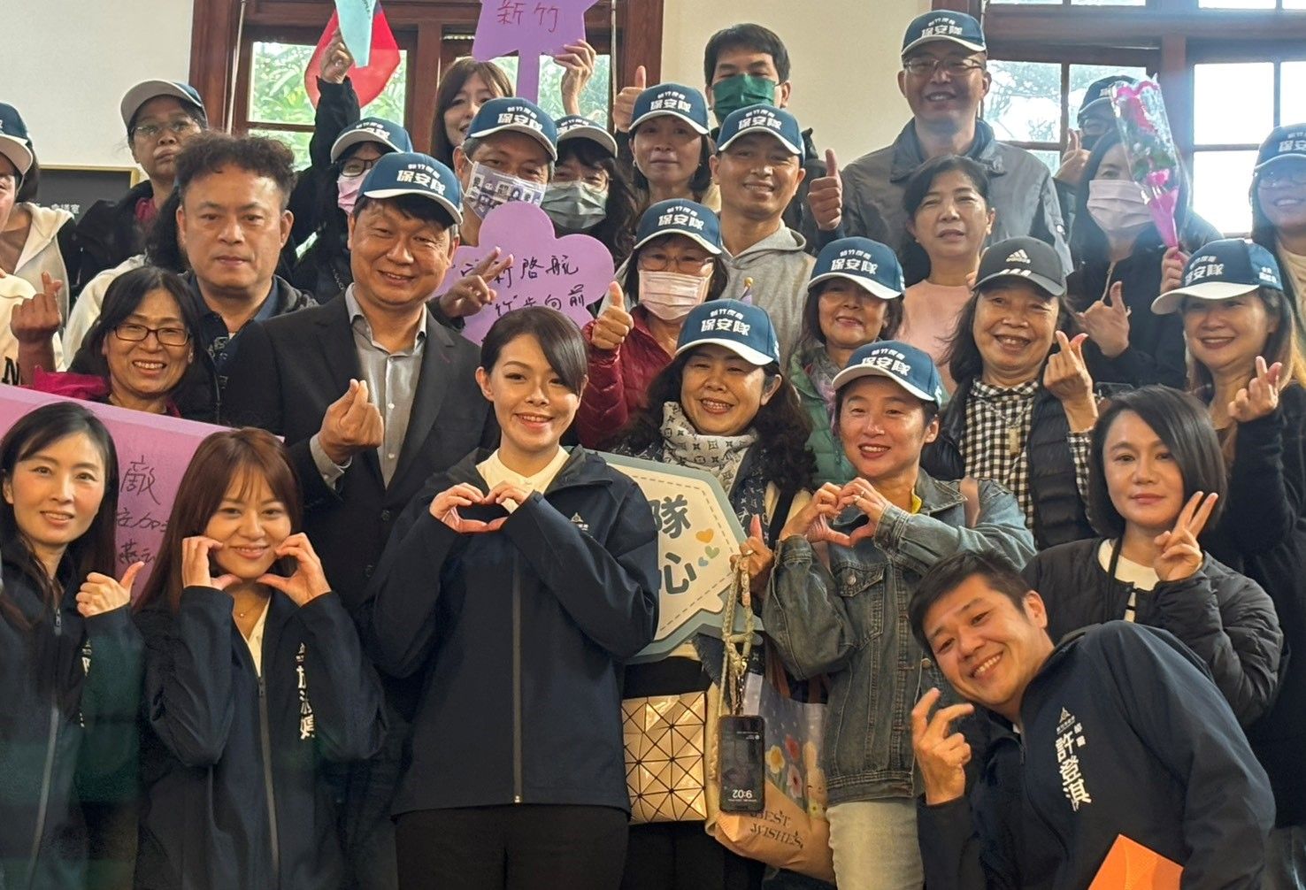 民間社團及民眾熱情歡迎高虹安市長復職回歸。（圖／方詠騰攝）