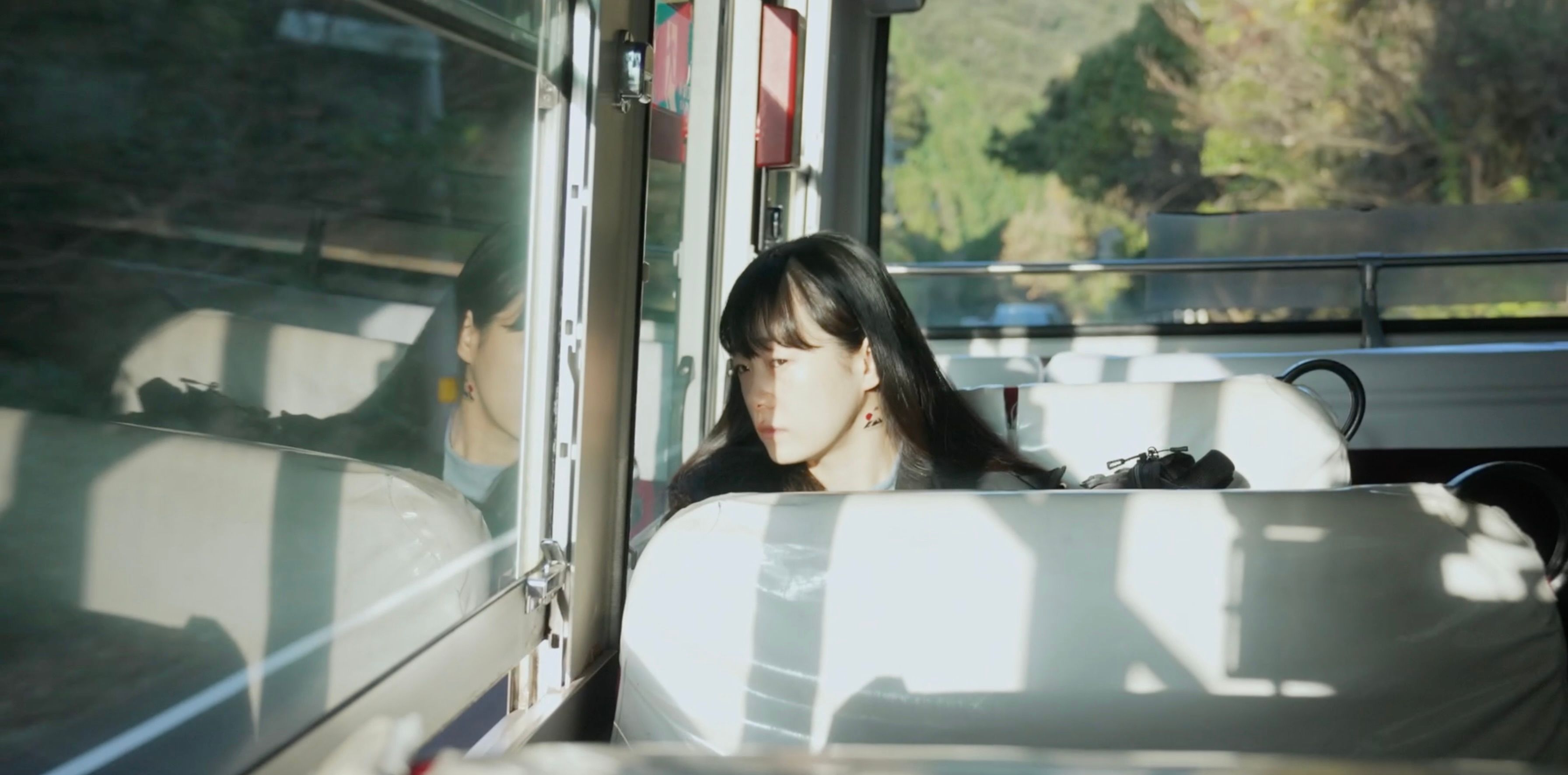 杜杰（ドゥ・ジエ）監督の長編デビュー作『椰子の高さ』が、主演ビジュアルやキャスト・監督コメント、クラウドファンディング情報の解禁とともに、2026年2月6日からアップリンク吉祥寺ほか全国で順次公開されることが決定した。株式会社 ギークピクチュアズ