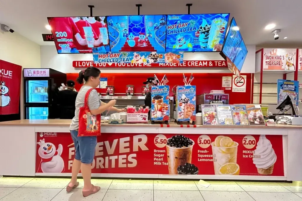 登陸美國開拓市場的中國手搖飲品牌之一：蜜雪冰城的當地店舖。（翻攝自官方粉專）