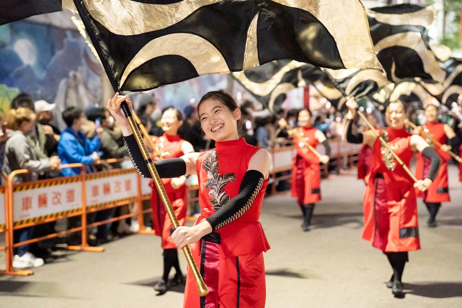 台北・西門町で18日、京都橘高校吹奏楽部「オレンジの悪魔」、東京農大二高吹奏楽部「エメラルドナイツ」、荘敬高職楽儀旗隊の三校が初の合同ストリート演奏を行い、沿道に3万人超の観客が集まった。文化総会