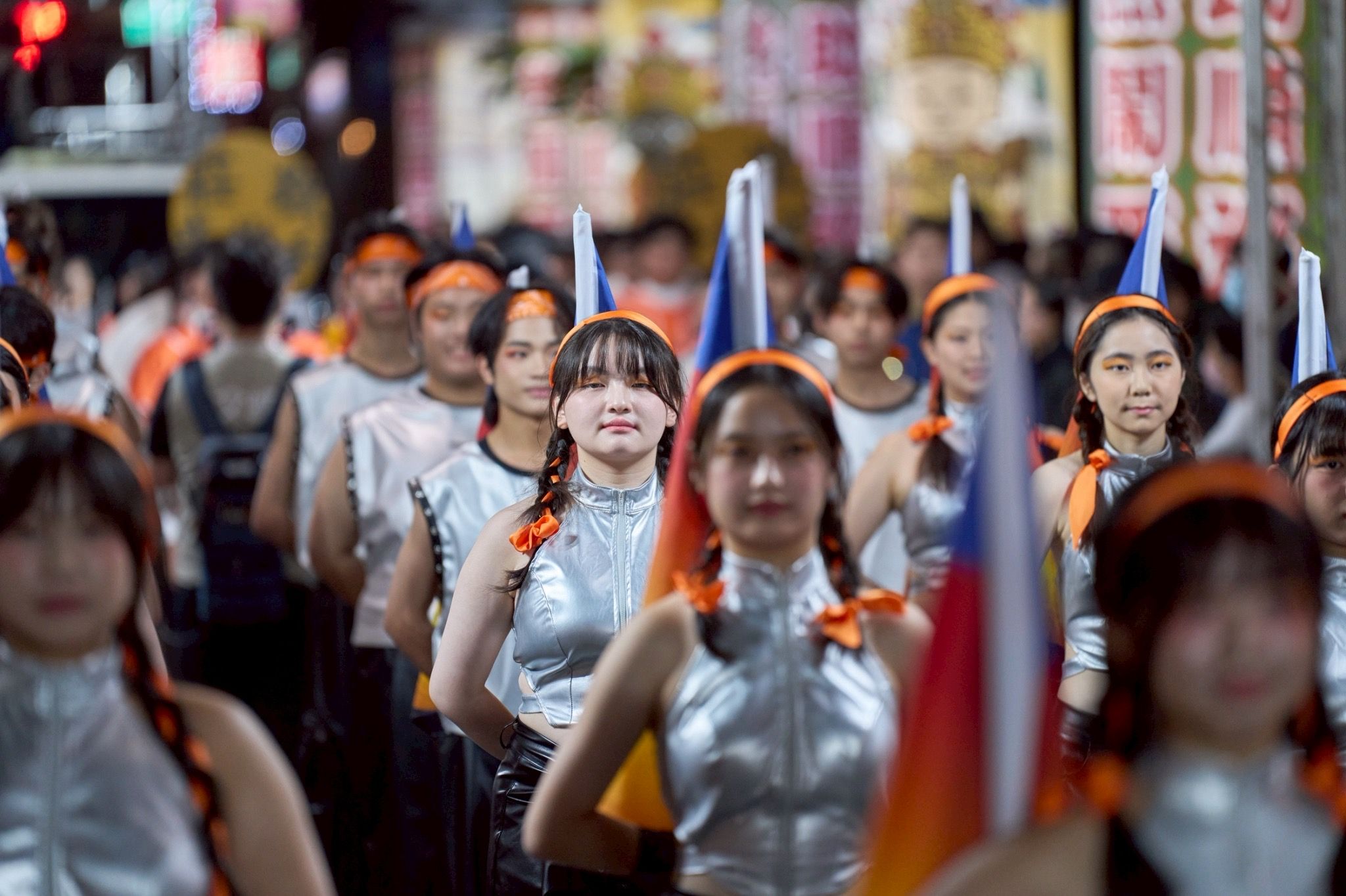 台北・西門町で18日、京都橘高校吹奏楽部「オレンジの悪魔」、東京農大二高吹奏楽部「エメラルドナイツ」、荘敬高職楽儀旗隊の三校が初の合同ストリート演奏を行い、沿道に3万人超の観客が集まった。文化総会