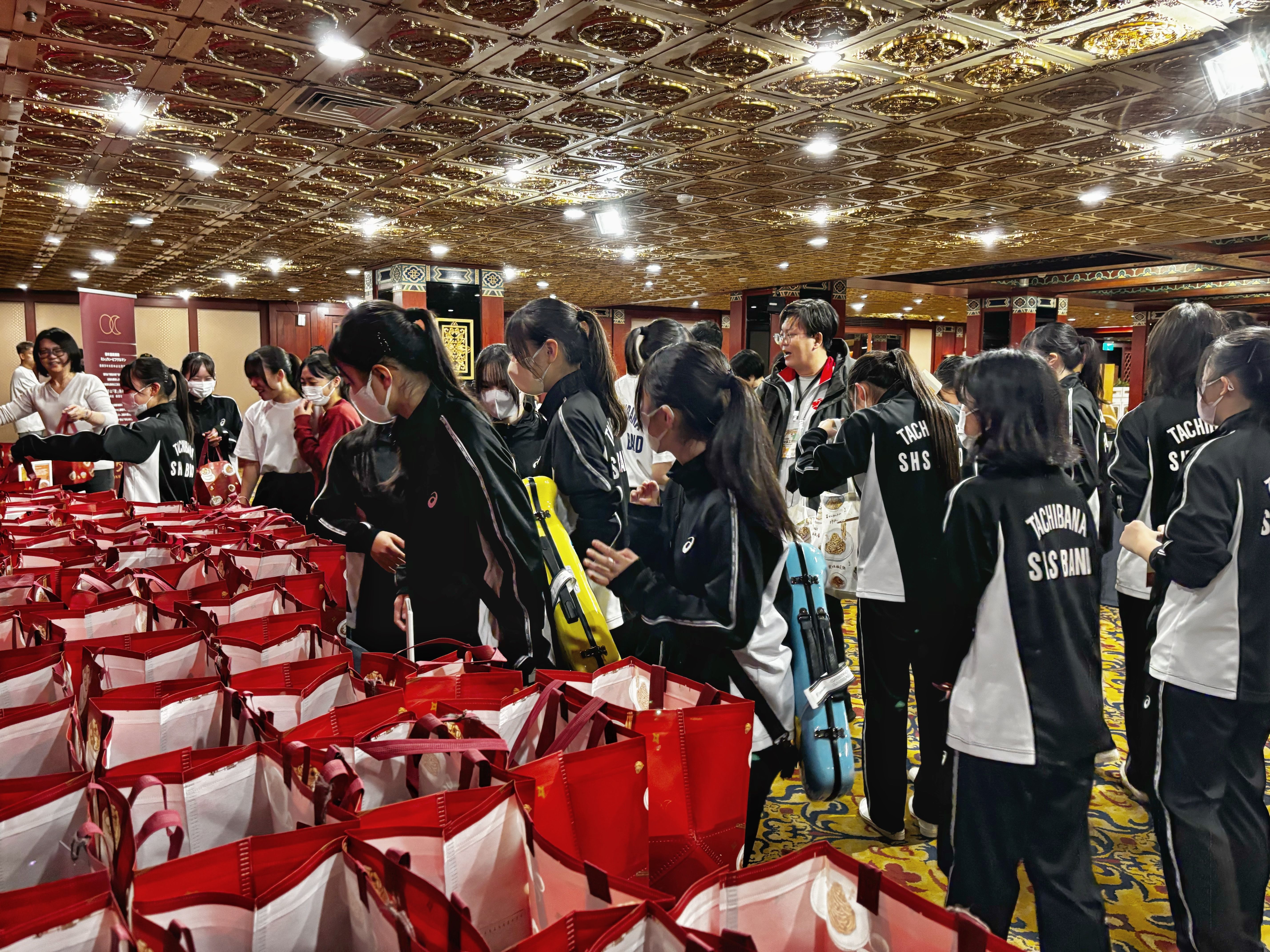 文化総会などが主催する「2025台湾遠征」で、京都橘高校吹奏楽部「オレンジの悪魔」など日台三校が18日夜、台北・西門町で合同フラッシュ演奏を行い、沿道に3万人超の観客が集まった。文化総会