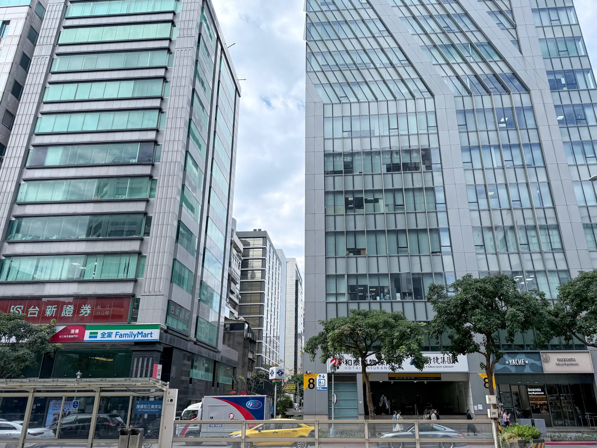 捷恆國際商務中心鄰近捷運松江南京站 8 號出口，兼顧交通便利與黃金門牌條件，符合創業者對台北商務中心選址的實務需求。（圖片來源：捷恆國際商務中心）