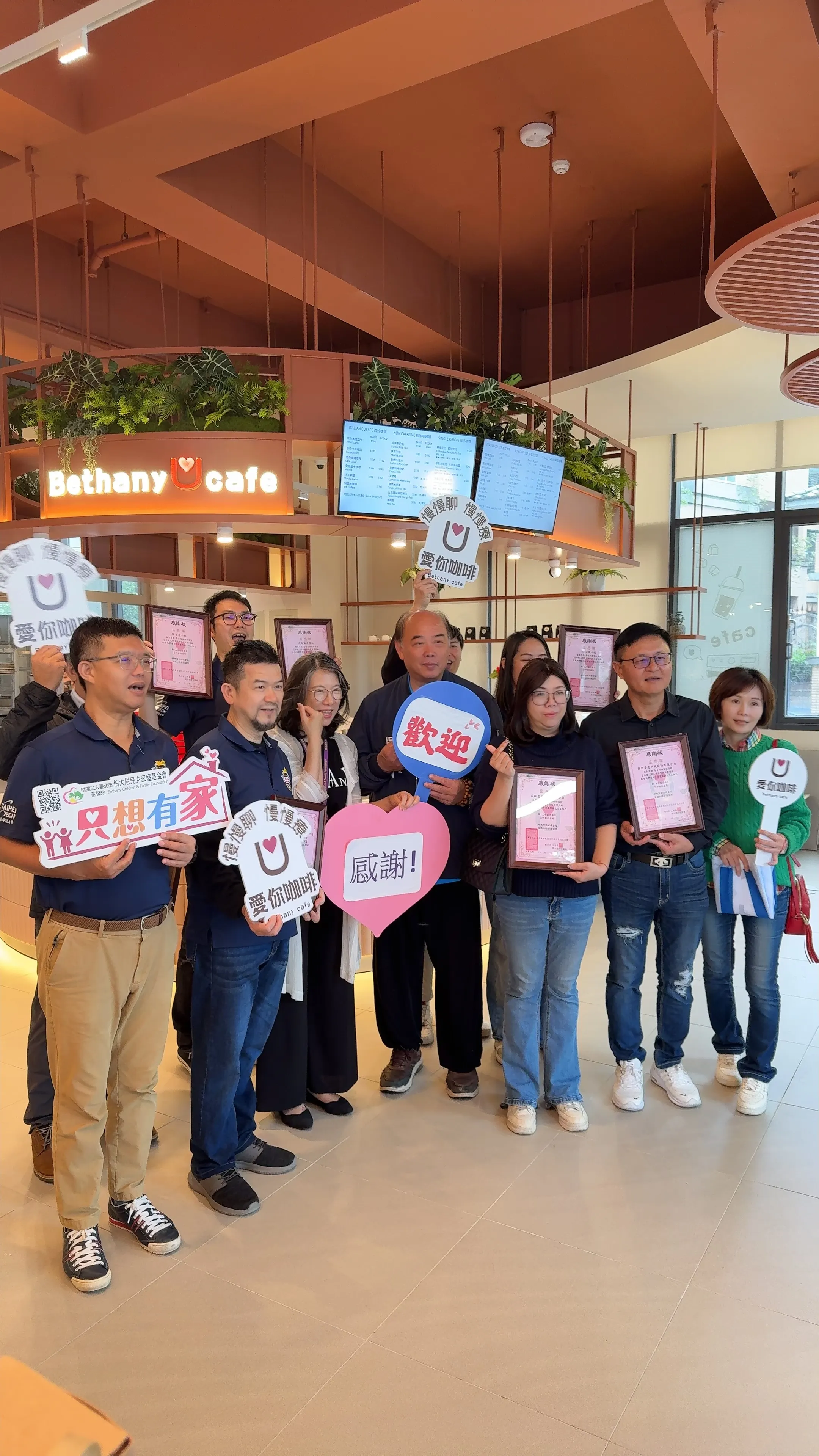 伯大尼「愛尼咖啡廳」試營運。