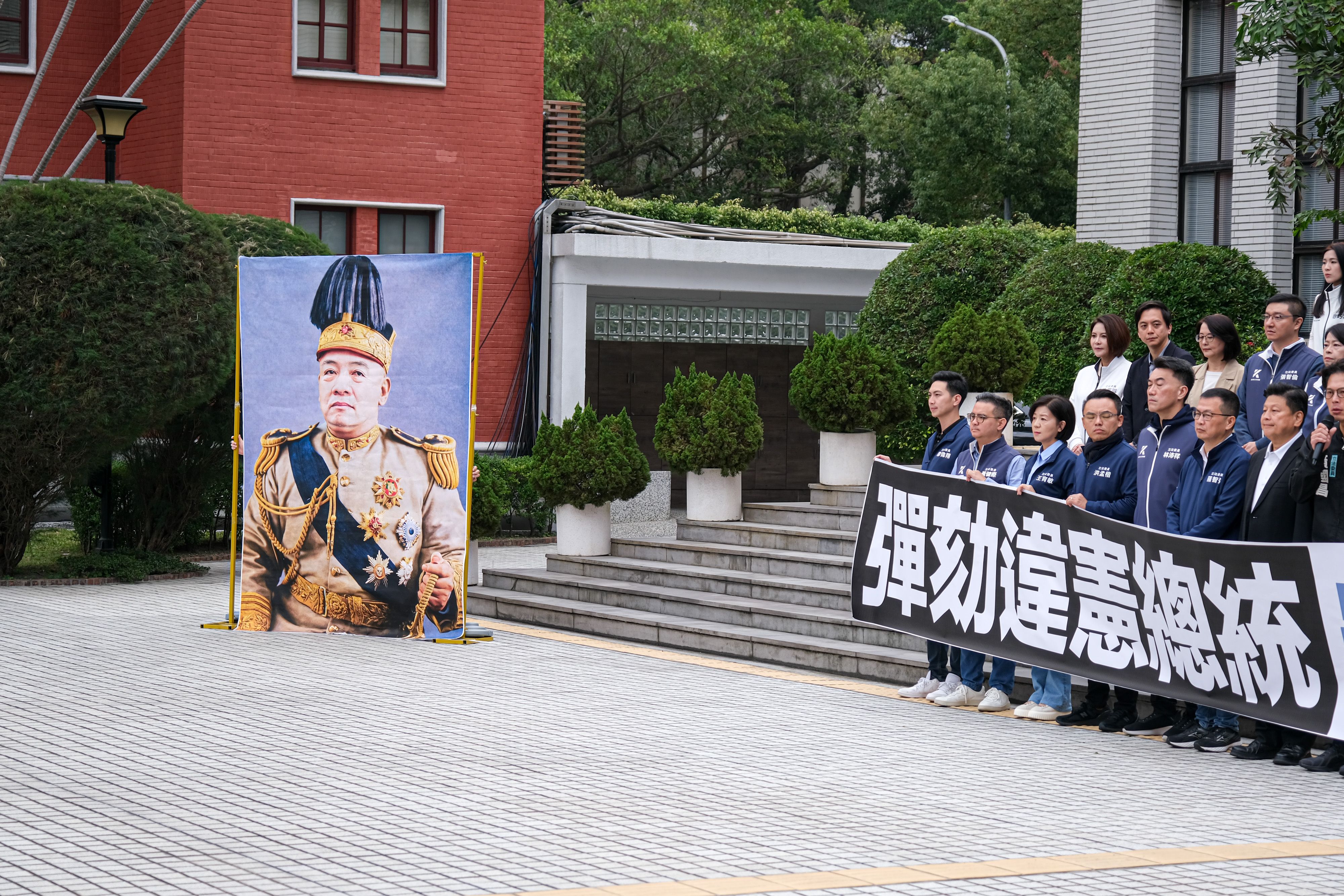 20251219-民眾黨團及國民黨團19日於立法院議場門外召開「彈劾違憲總統，反帝制、反專制、反獨裁」記者會，圖為諷刺總統賴清德的巨型看板。（劉偉宏攝）