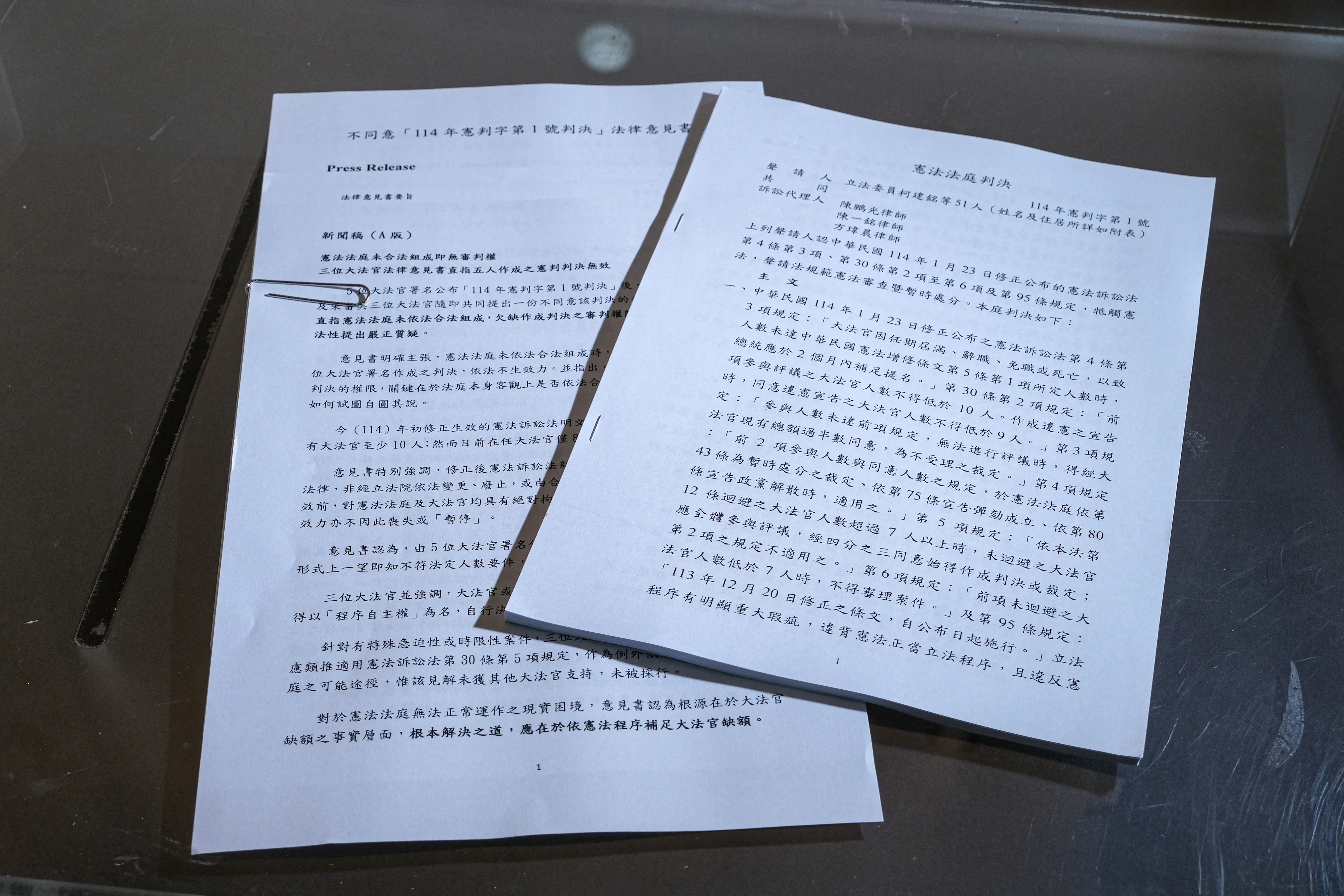 20251219-憲法法庭判決記者會於19日舉辦，圖為蔡宗珍、楊惠欽、朱富美三位大法官共同提出的不同意該判決的公開法律意見書（左）以及憲法法庭判決記者會五位大法官的新聞稿版本（右）。（劉偉宏攝）