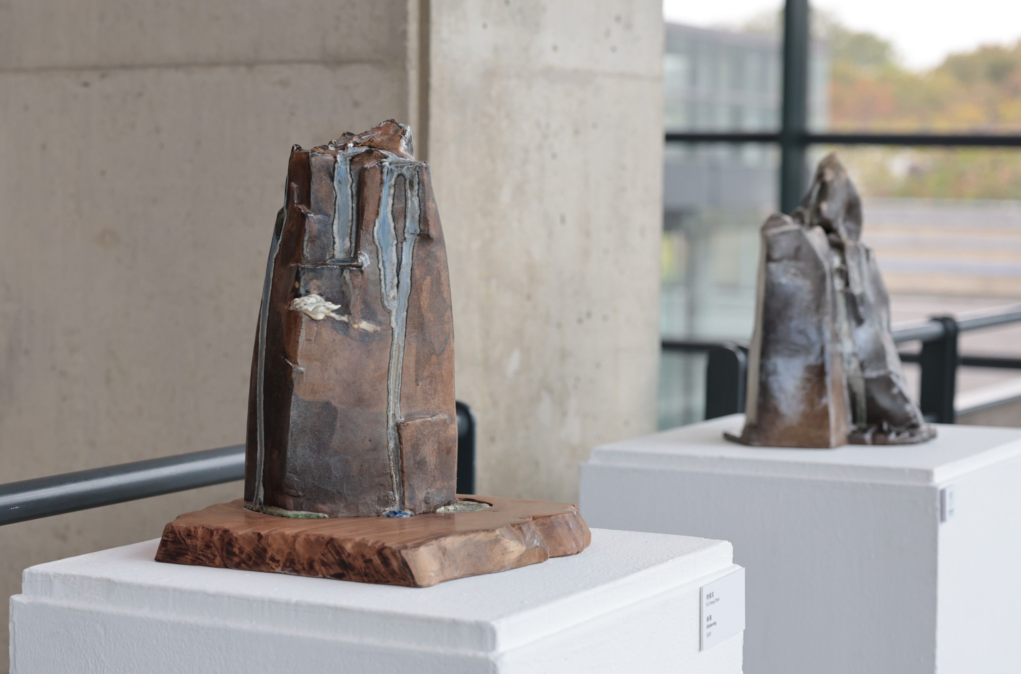 「臥石眠雲—傅楓宸陶藝展」39組件陶藝作品構築山水場景，引觀者尋幽訪勝。（圖/新北市立鶯歌陶瓷博物館）