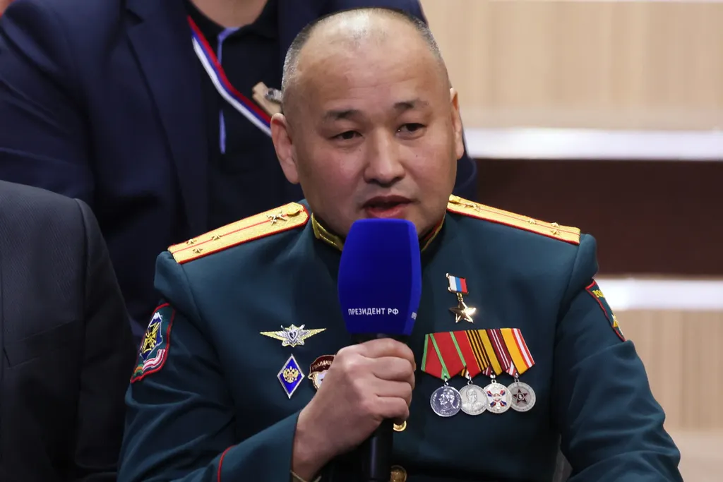 榮獲俄羅斯英雄勳章的資深中尉納蘭・奧奇爾－戈里亞耶夫，也受邀出席年終記者會。（美聯社）