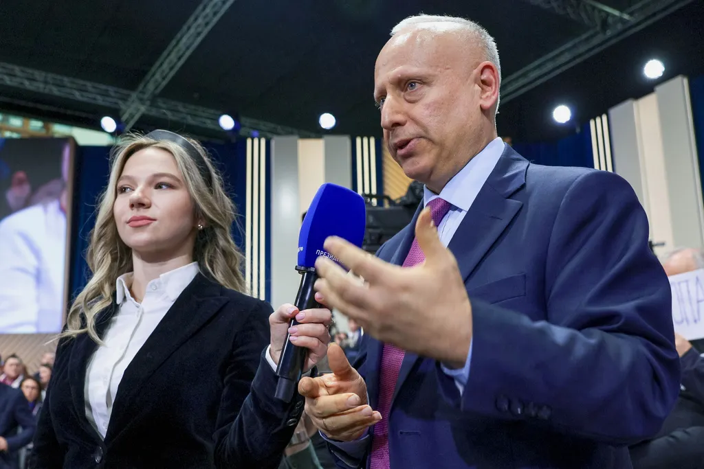 BBC記者Steve Rosenberg（右）在年終記者會向普京提問。（美聯社）