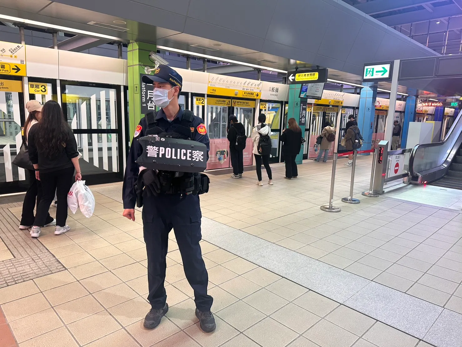 20251219-台北車站及台北捷運中山站周邊19日晚間發生丟擲煙霧彈及持刀隨機傷人案，造成9人傷亡，警方加派警力進駐捷運站。（警政署提供）
