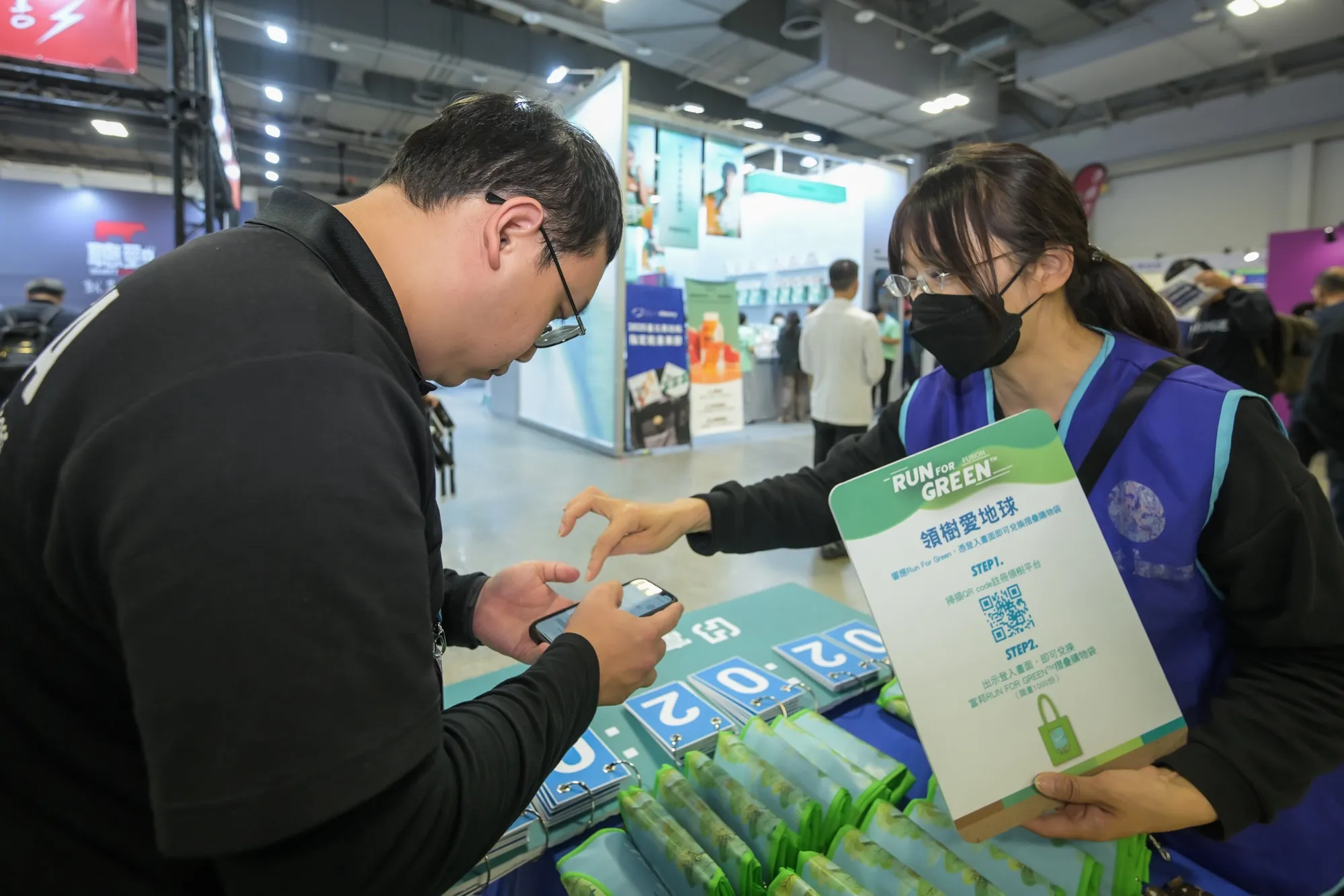 富邦金控Run For Green™倡議計畫滿5週年，提前達成10萬棵種樹目標，富邦金控也邀請跑者可加入富邦領樹平台並登錄跑步公里數，把握領樹機會！（圖/富邦金控）