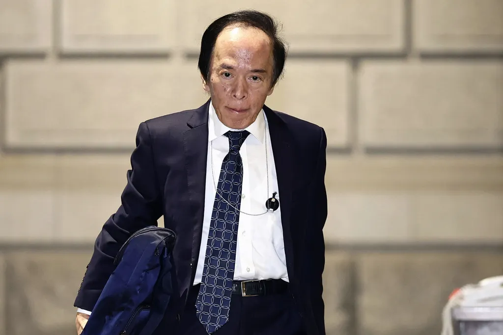 2025年12月19日。日本央行裁植田和男（Kazuo Ueda）抵達東京的日本央行總部。（AP）