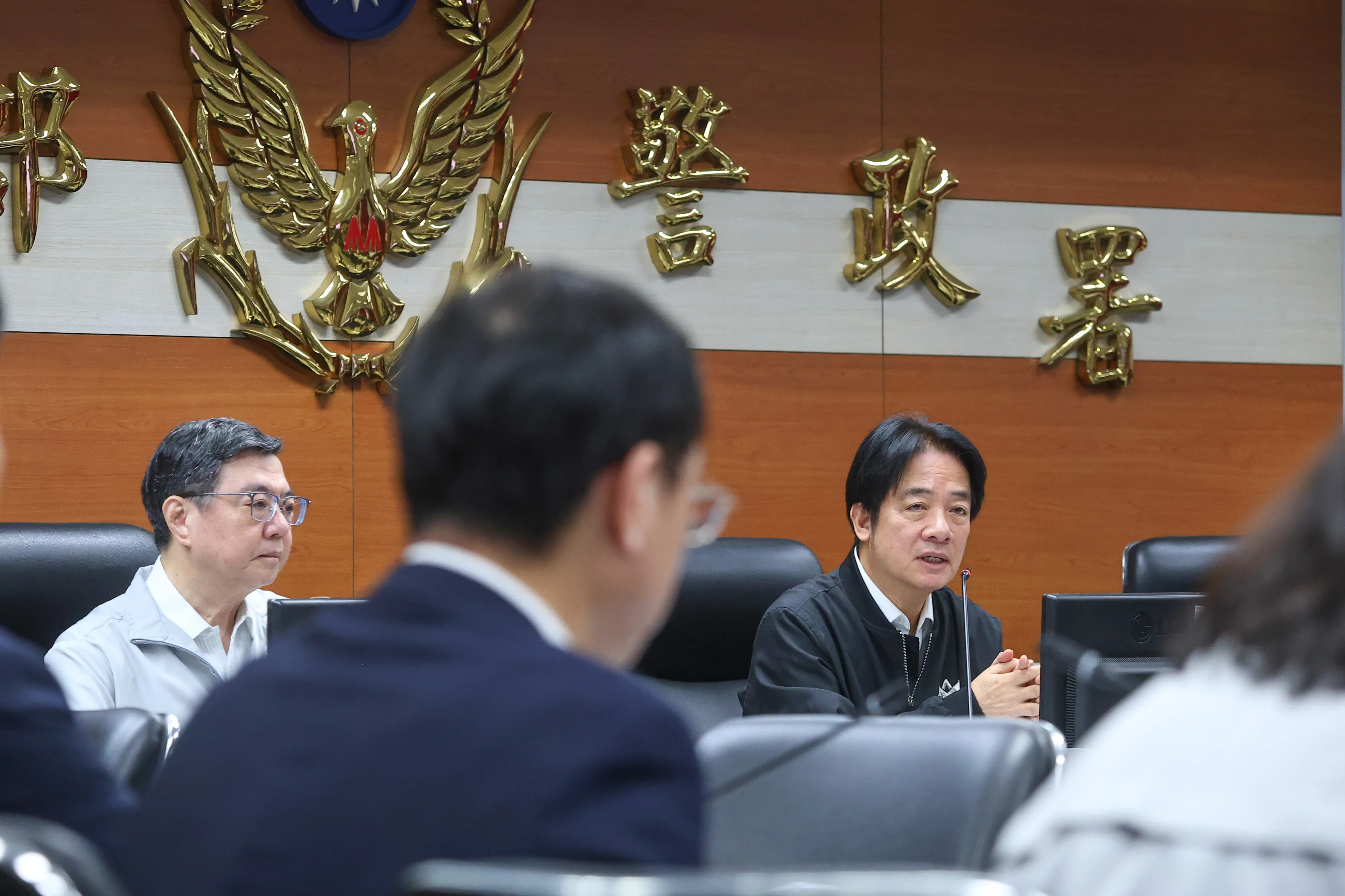 20251220-總統賴清德（右）、行政院長卓榮泰（左）20日至警政署聽取「1219北捷隨機襲擊事件」專案報告。（顏麟宇攝）