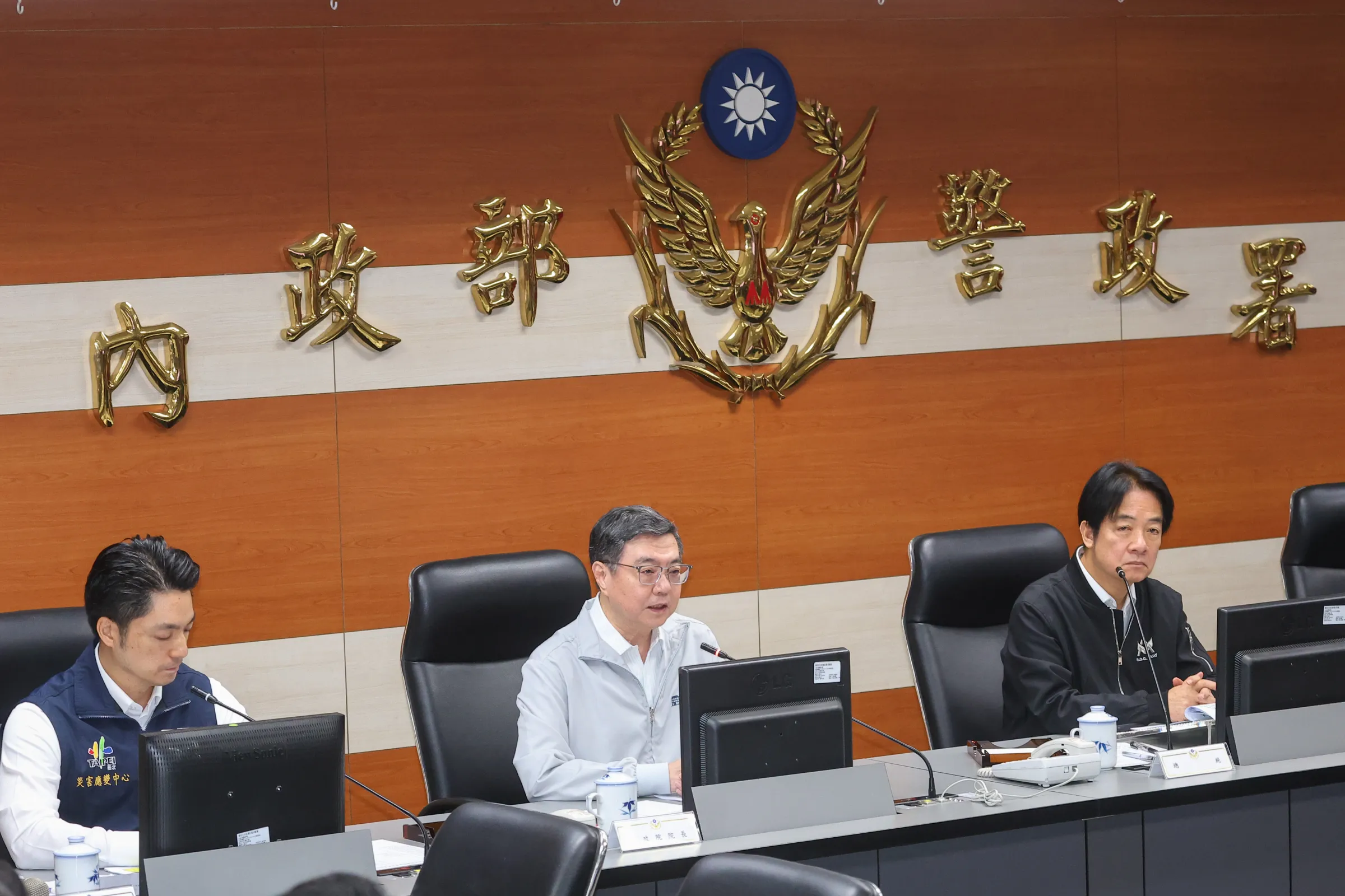 20251220-總統賴清德（右）、行政院長卓榮泰（中）、台北市長蔣萬安（左）20日至警政署聽取「1219北捷隨機襲擊事件」專案報告。（顏麟宇攝）