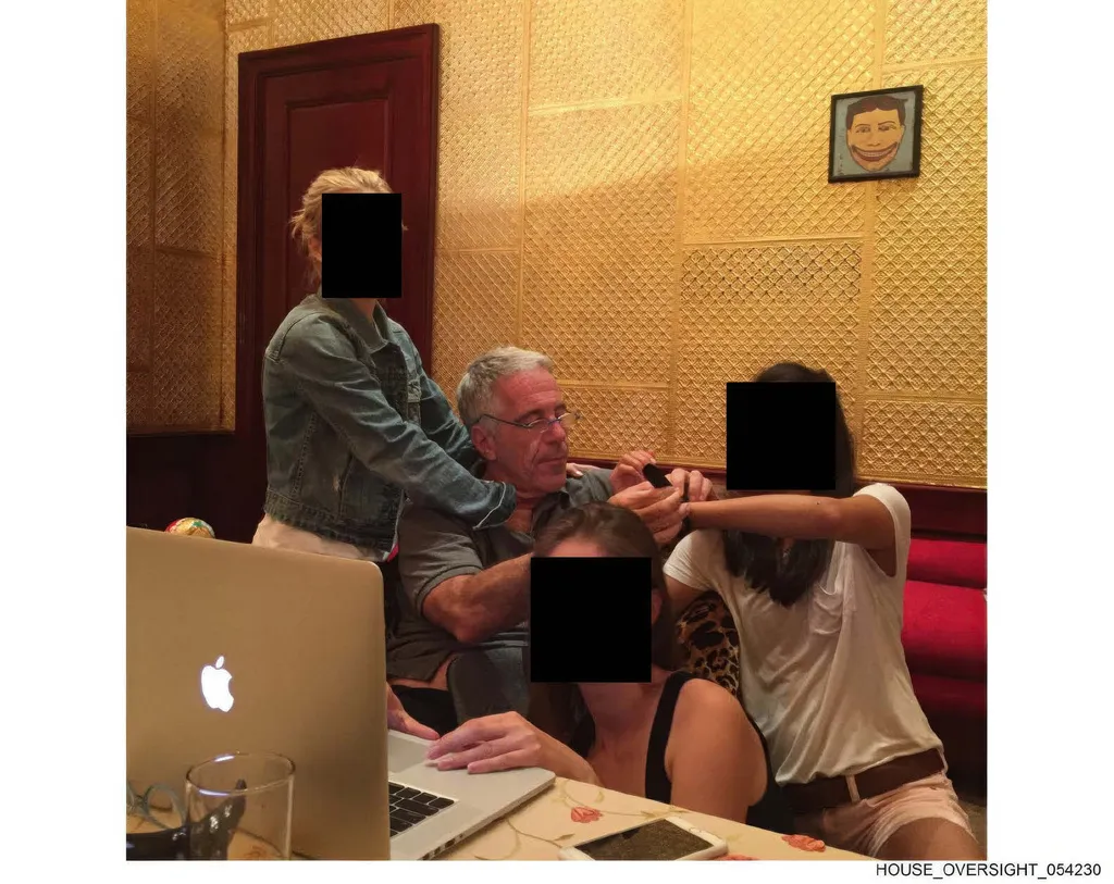 與「淫魔」艾普斯坦有關的解密照片集內，艾普斯坦和多位女性合照。（美聯社）