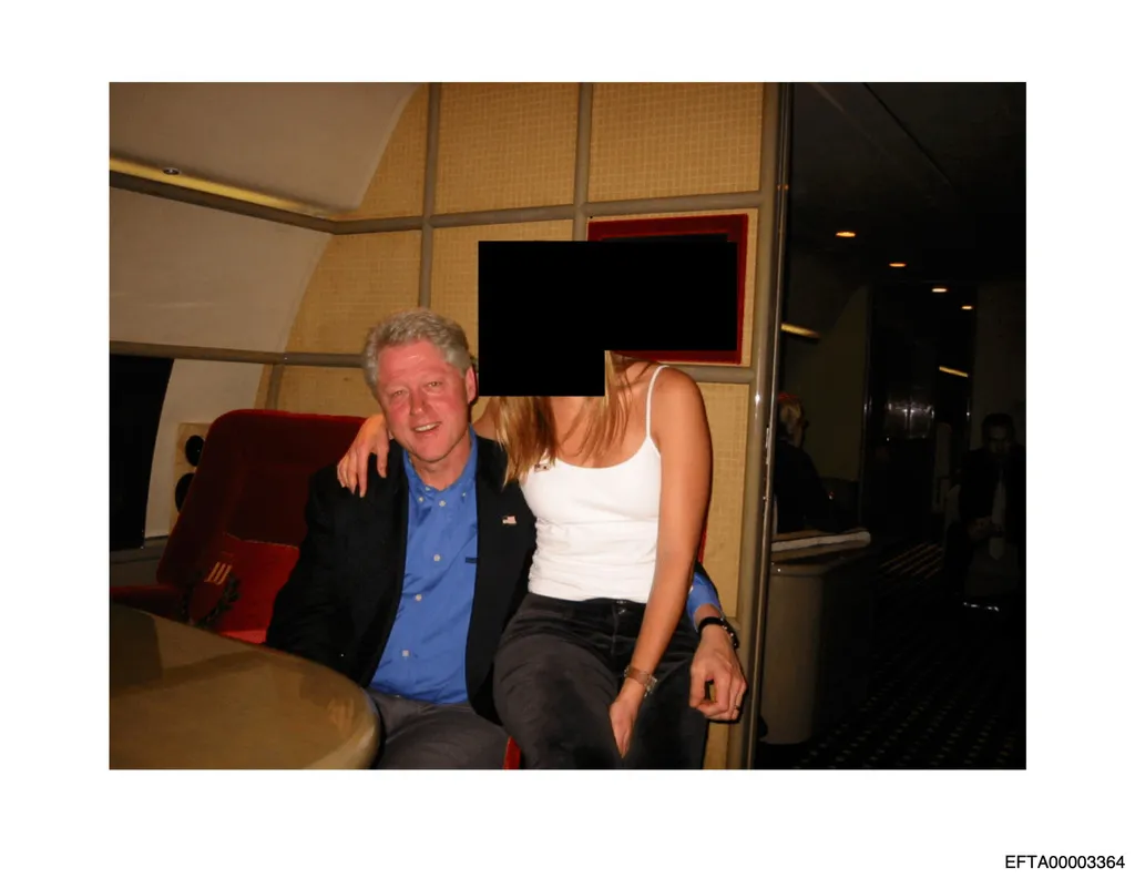 美國前總統柯林頓也出現在艾普斯坦檔案，和一名年輕女子親暱合照。（美聯社）