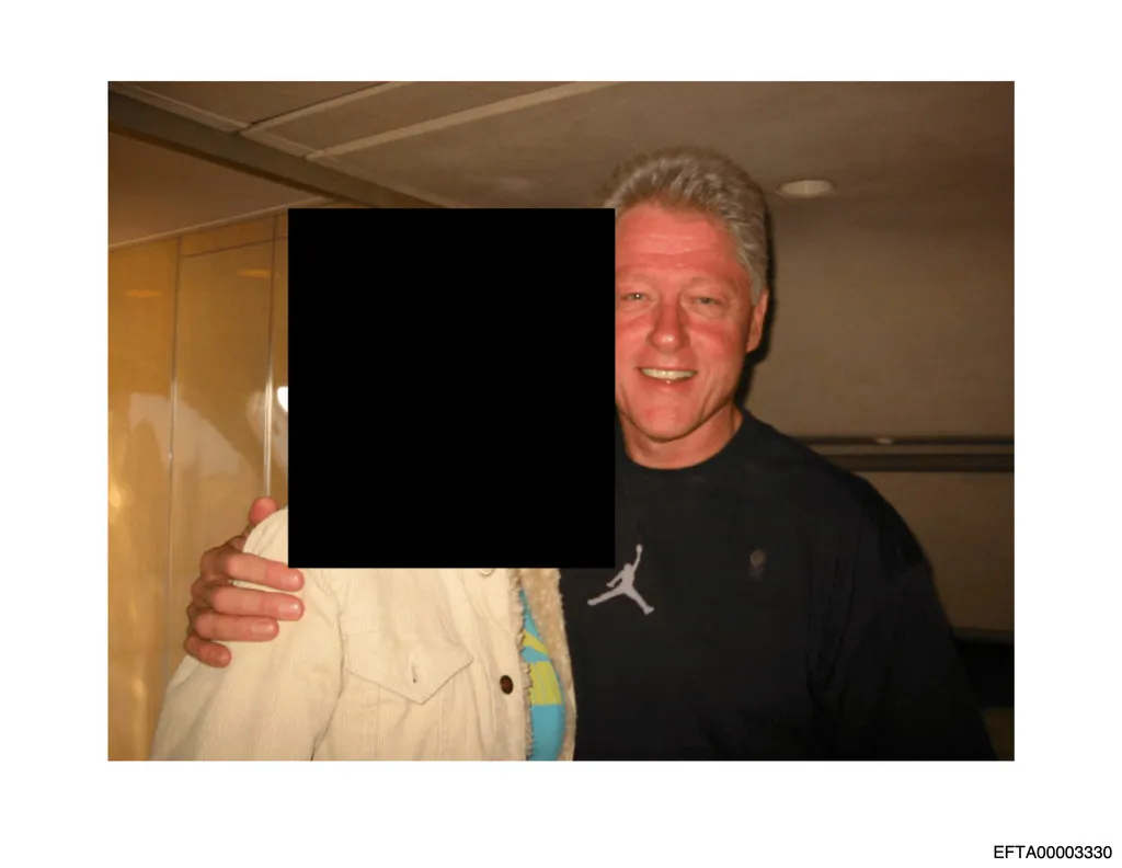 美國前總統柯林頓也出現在艾普斯坦檔案，和一名年輕女子親暱合照。（美聯社）