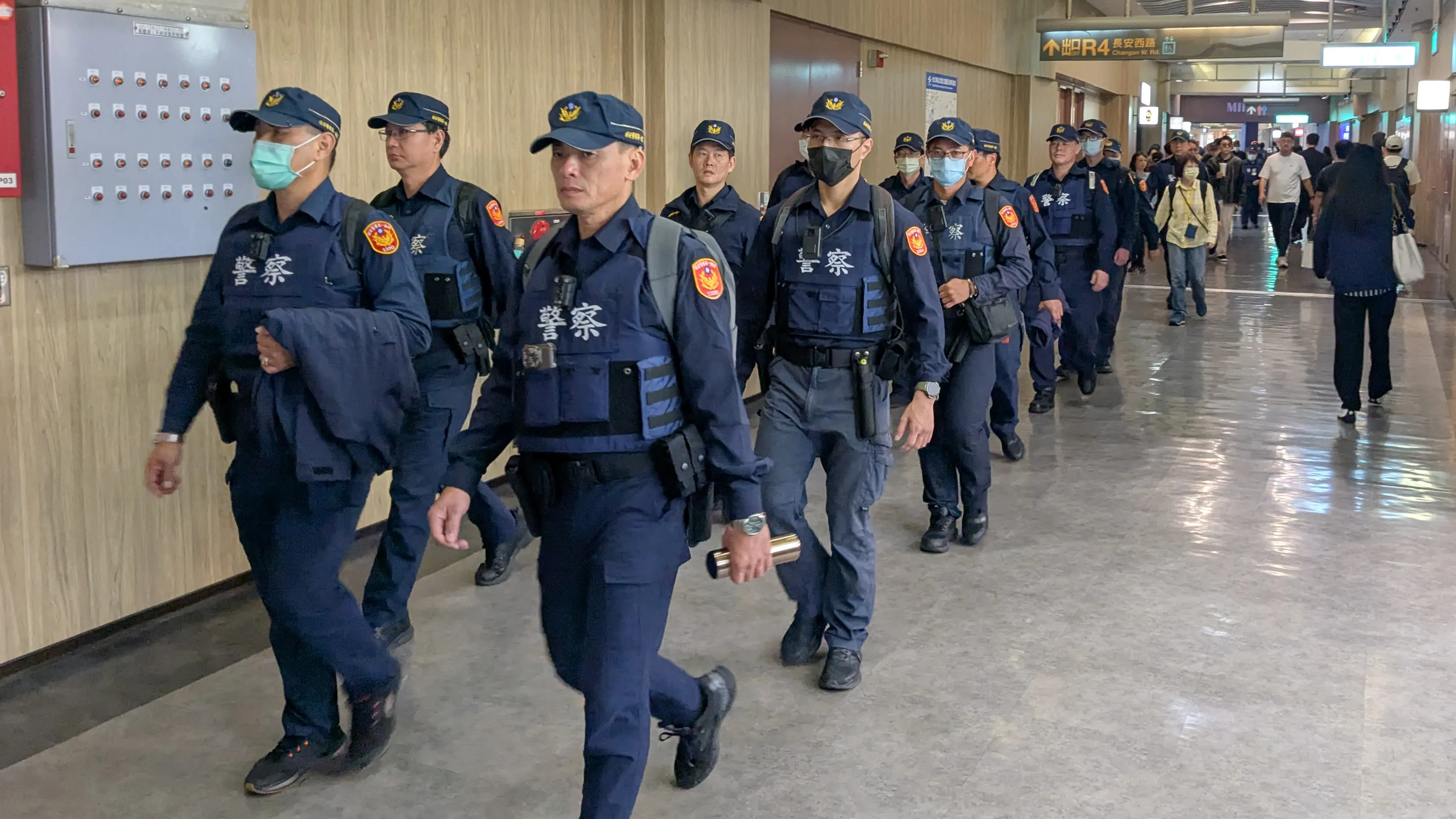 20251220-台北市警察局20日於北市各人潮眾多場所增加見警率。（顏麟宇攝）