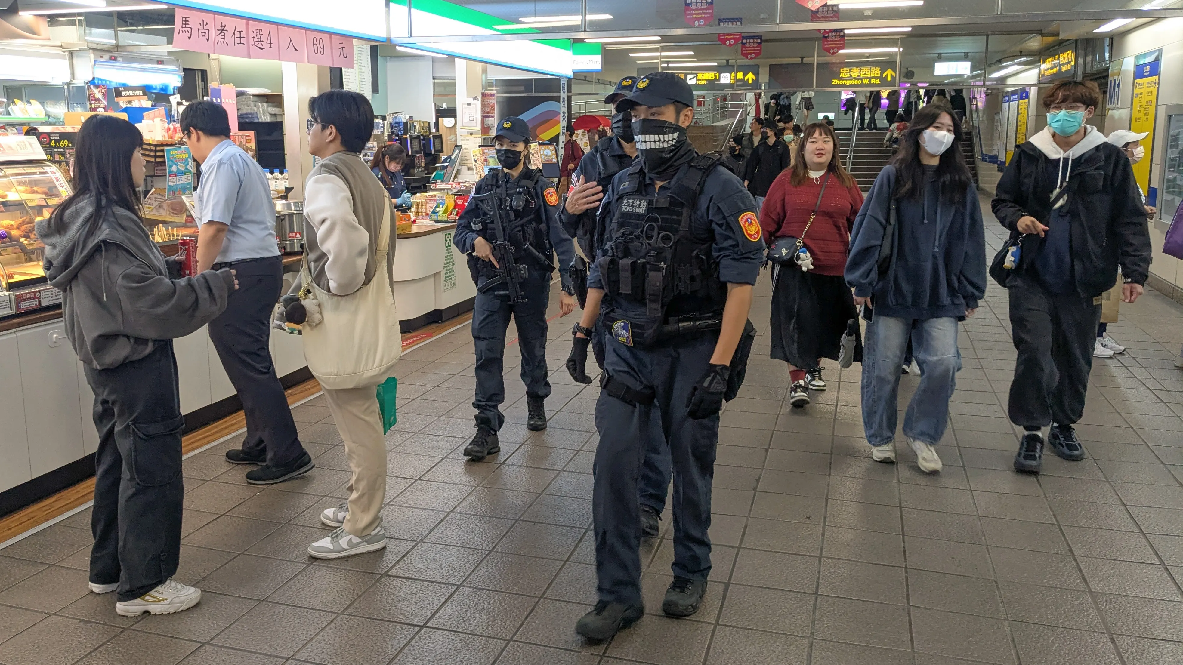 20251220-台北市警察局20日於北市各人潮眾多場所增加見警率。（顏麟宇攝）