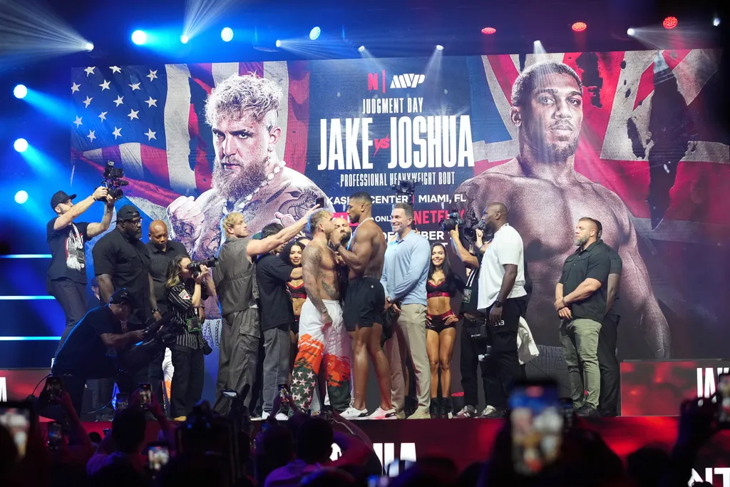 英國拳王約書亞和網紅拳手保羅賽前記者會。（美聯社）