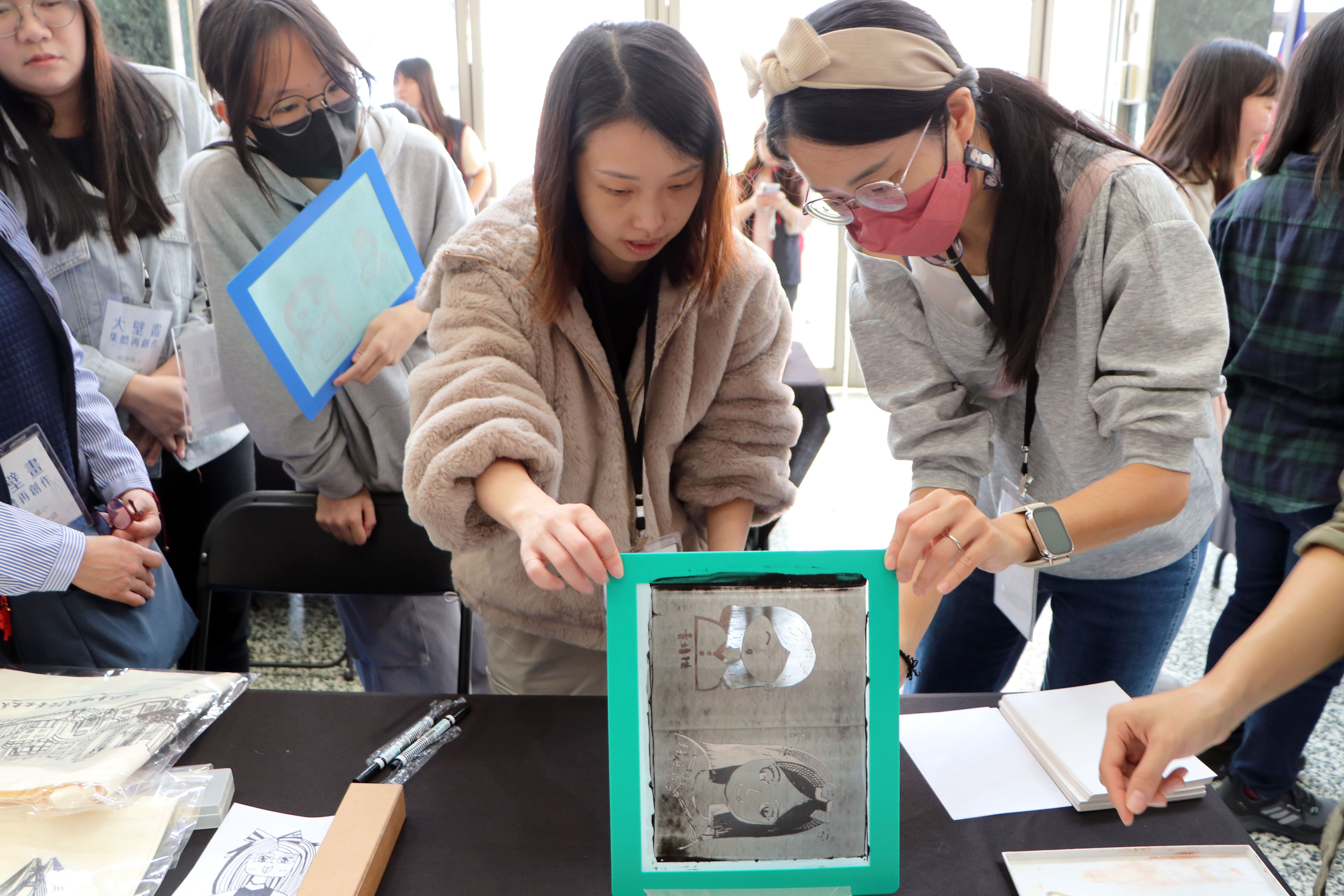 20年前大壁畫的創作者重新繪製作品（圖/新北市立圖書館）