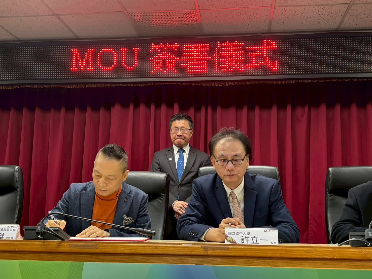 在衛福部政務次長呂建德（圖中）見證下，雙方簽署MOU。（圖／臺灣台北醫療聯盟協會提供）