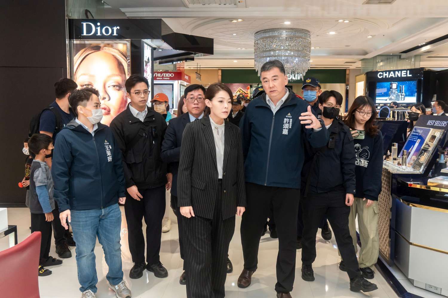 新竹市警局長許頌嘉向市長高虹安說明轄內大型百貨商場，及人潮密集處所強化維安警力部署。（圖／新竹市政府提供）