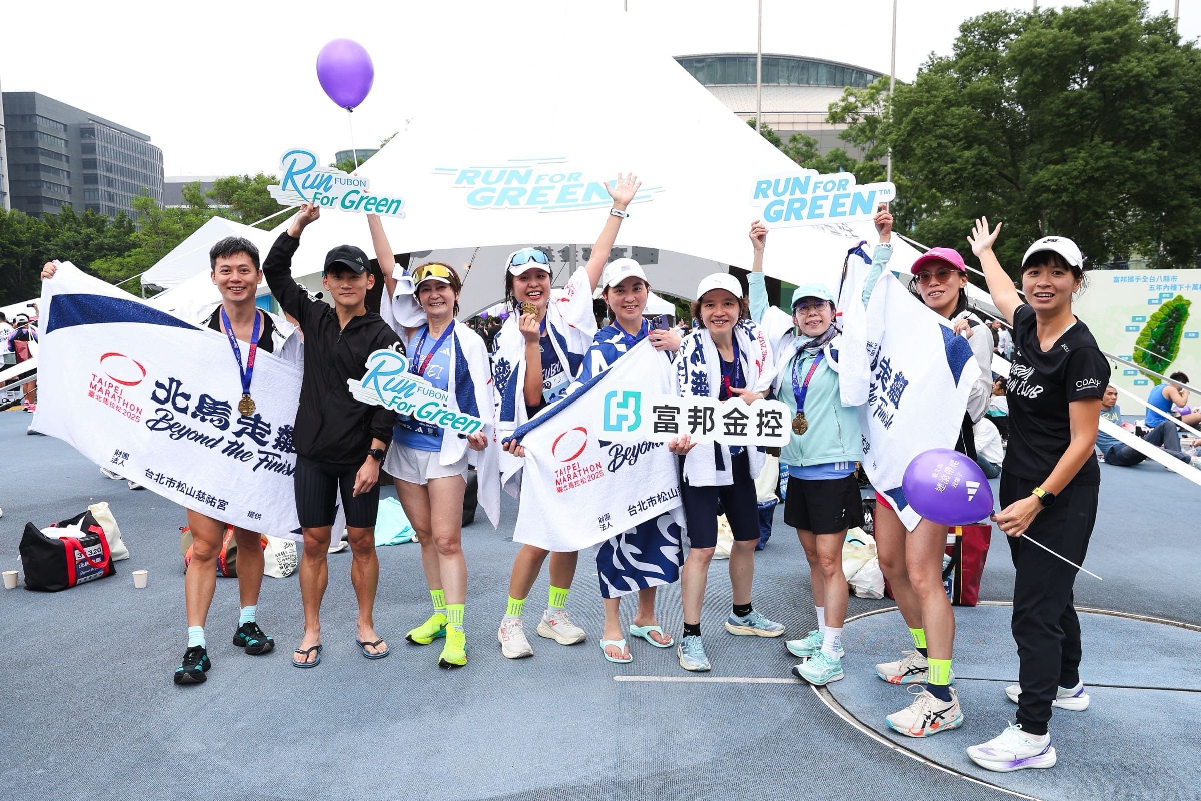 20251021-富邦金控現場攤位，吸引許多民眾駐足留影與互動。