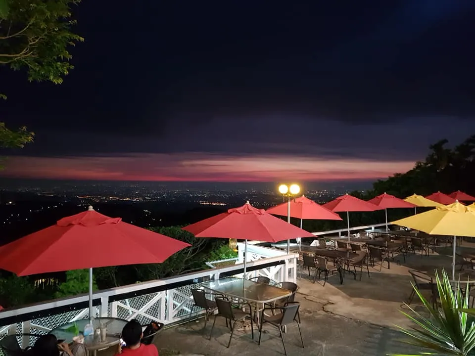 雲林古坑夜景餐廳推薦：啡你不可庭園咖啡廳。（圖／取自啡你不可庭園咖啡廳臉書）