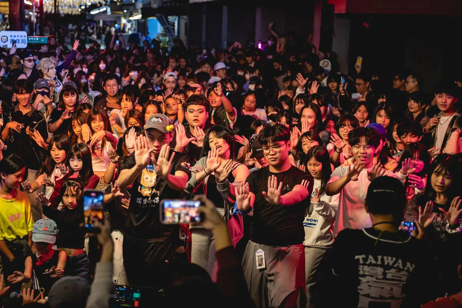 玉竹商圈舉辦「Merry KPOP Night」即播即跳串聯「Merry 買你的市集」，透過音樂、舞蹈與街頭互動，為聖誕節慶加碼注入青春能量。（圖/高雄市政府經濟發展局）