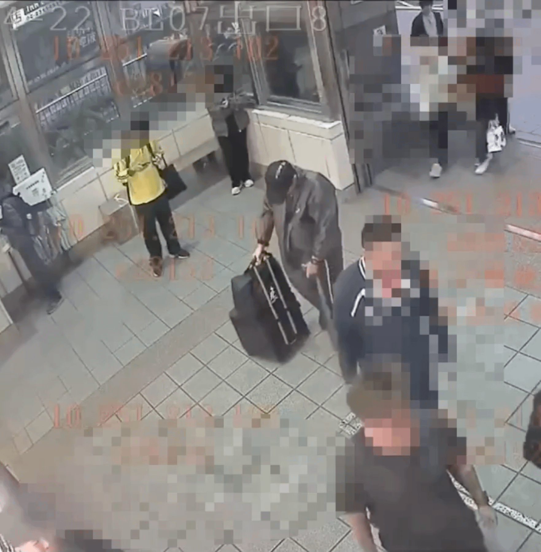 20251219-張文19日下午4時59分從台北車站M8出入口進入捷運站。（台北市政府警察局提供）