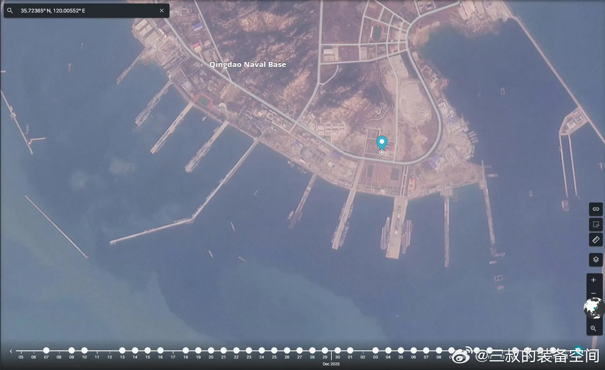 微博上流傳的中國雙航母停泊青島軍港照，引發媒體高度關注。（翻攝微博）