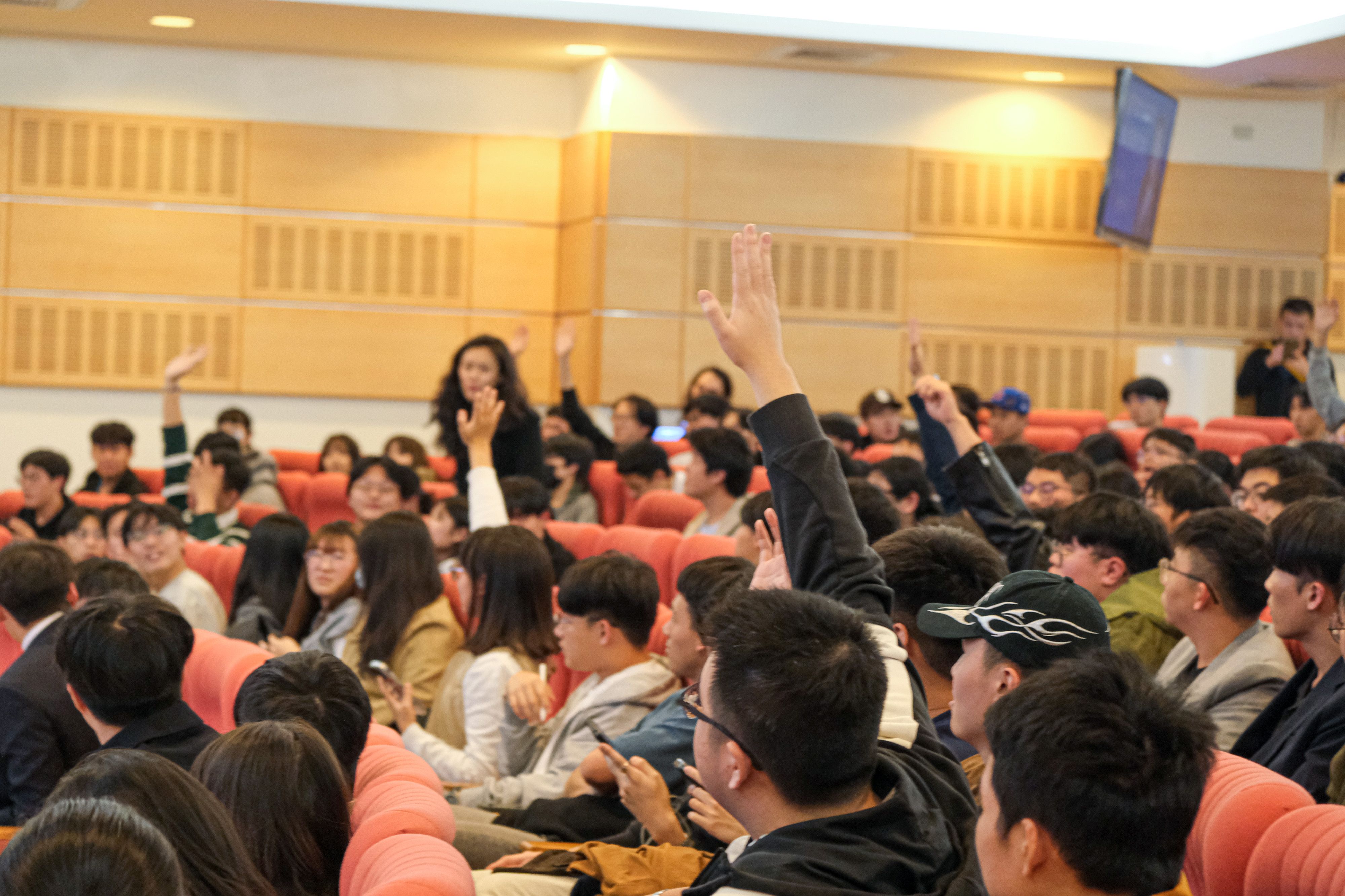 20251222-國民黨主席鄭麗文22日赴東吳大學政治系系學會「國民黨的改革與青年參政之路」講座進行演講，圖為現場互動情形。（劉偉宏攝）