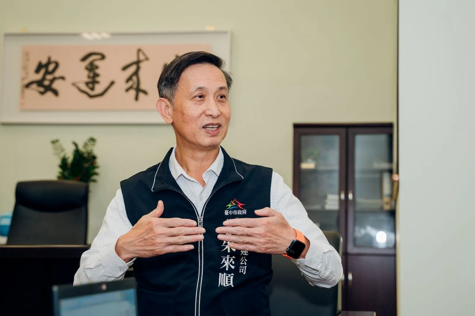 為了優化旅客體驗，中捷經過全方位評估，導入與國際主要城市同步的「Apple Pay快速交通模式」。旅客只需將iPhone或Apple Watch靠近閘門感應區，無須解鎖或喚醒裝置，即可透過NFC感應付款並秒速通過閘門。攝影／風傳媒