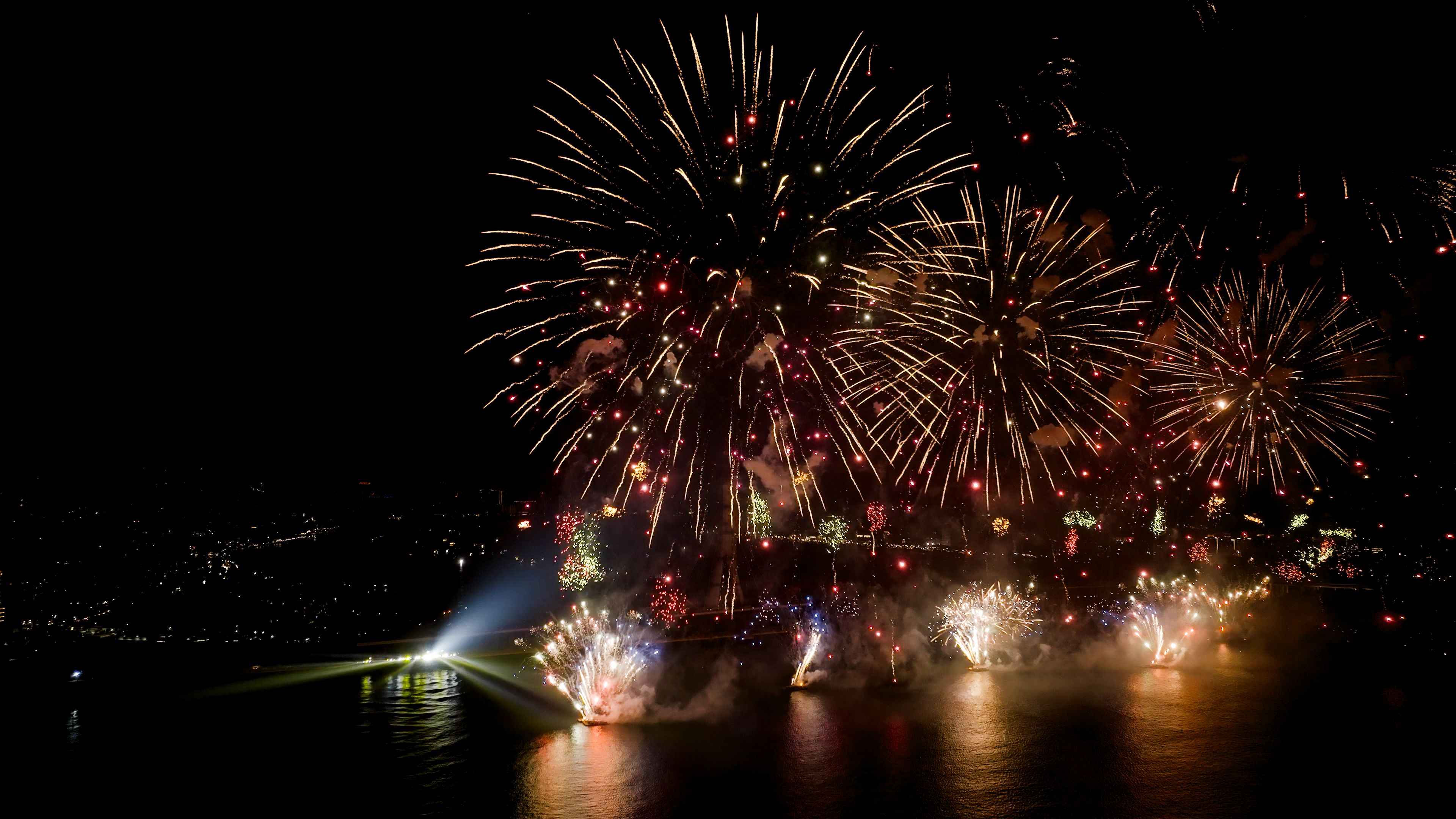 閃耀新北1314跨河煙火，以時長13分14秒的煙火為特色。圖/新北市政府文化局提供