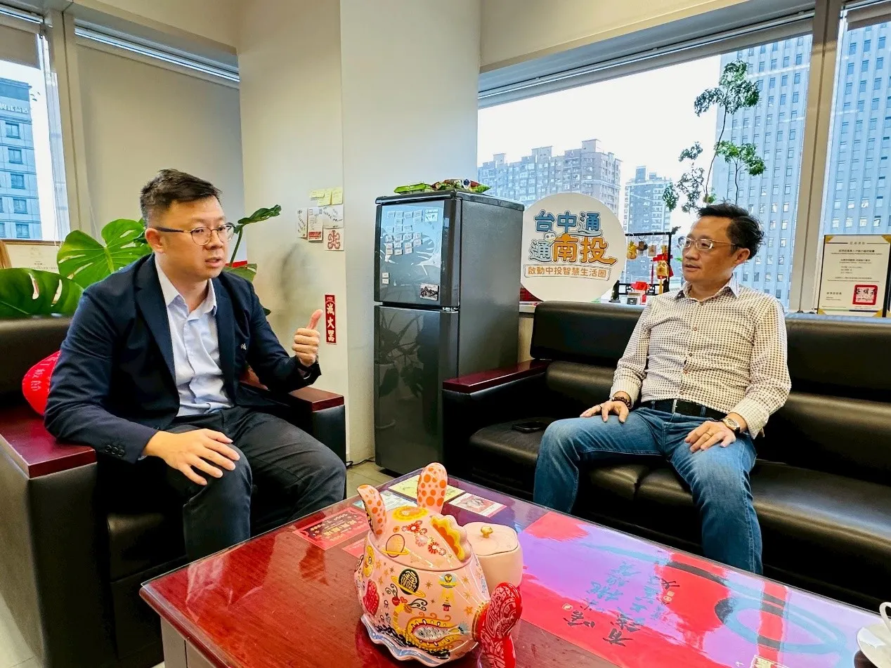 台中市府數位局局長林谷隆跟南投縣府計畫處長邱紹偉，就《台中通》未來合作方便進行討論。（圖/風傳媒攝）