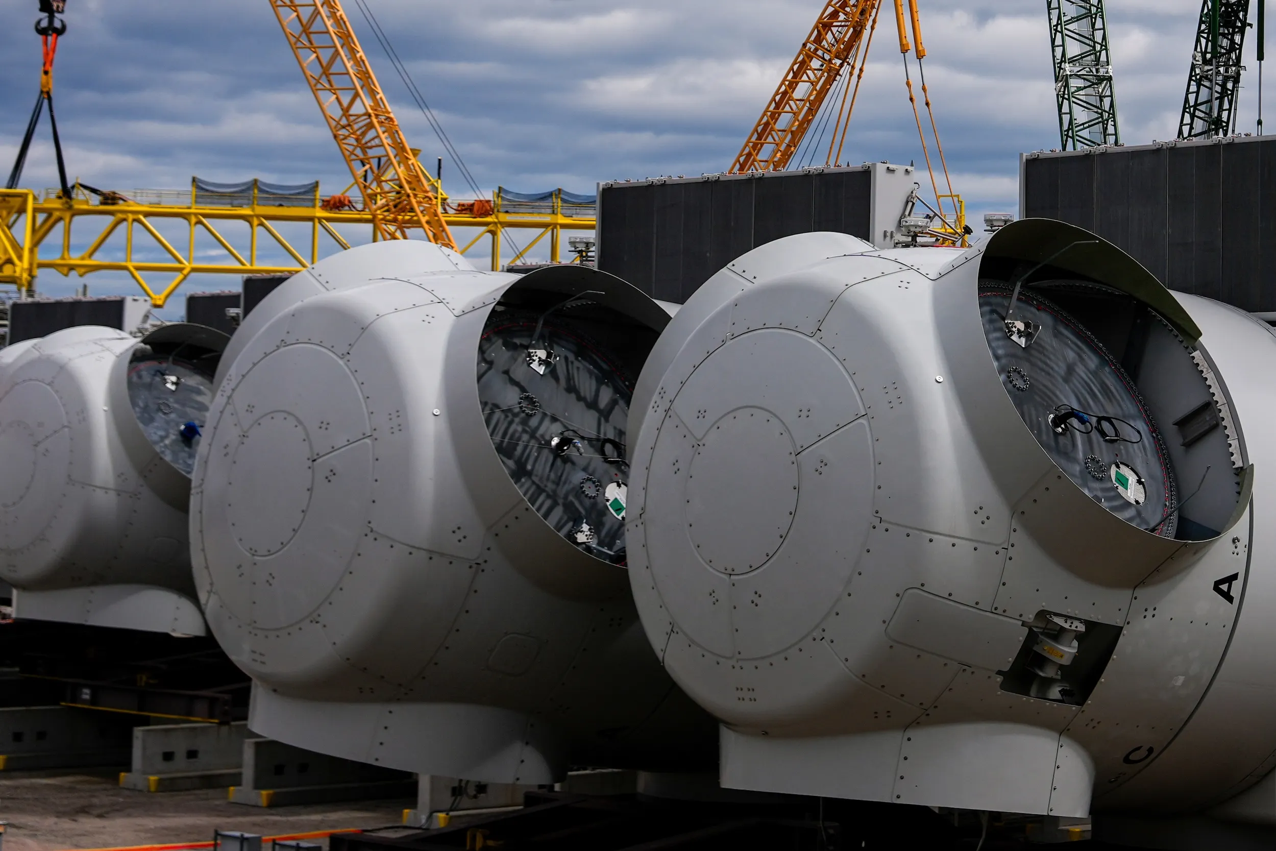 2025年4月16日，美國康乃狄克州，風力渦輪機零件放置在新倫敦州立碼頭。 （美聯社）