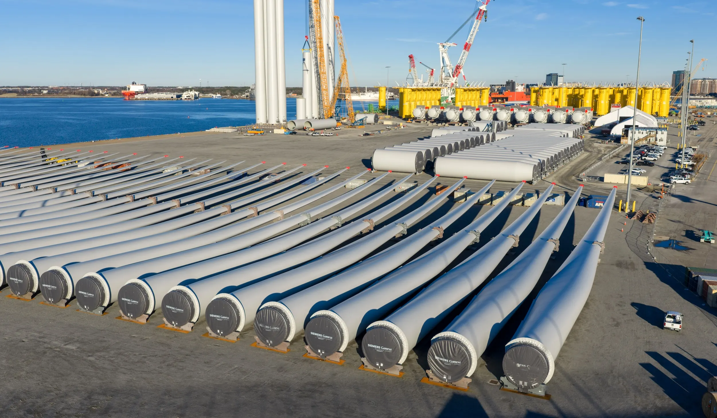 2025年12月22日，美國維吉尼亞州的Dominion Energy風力渦輪機底座、發電機和葉片已就位。 （美聯社）