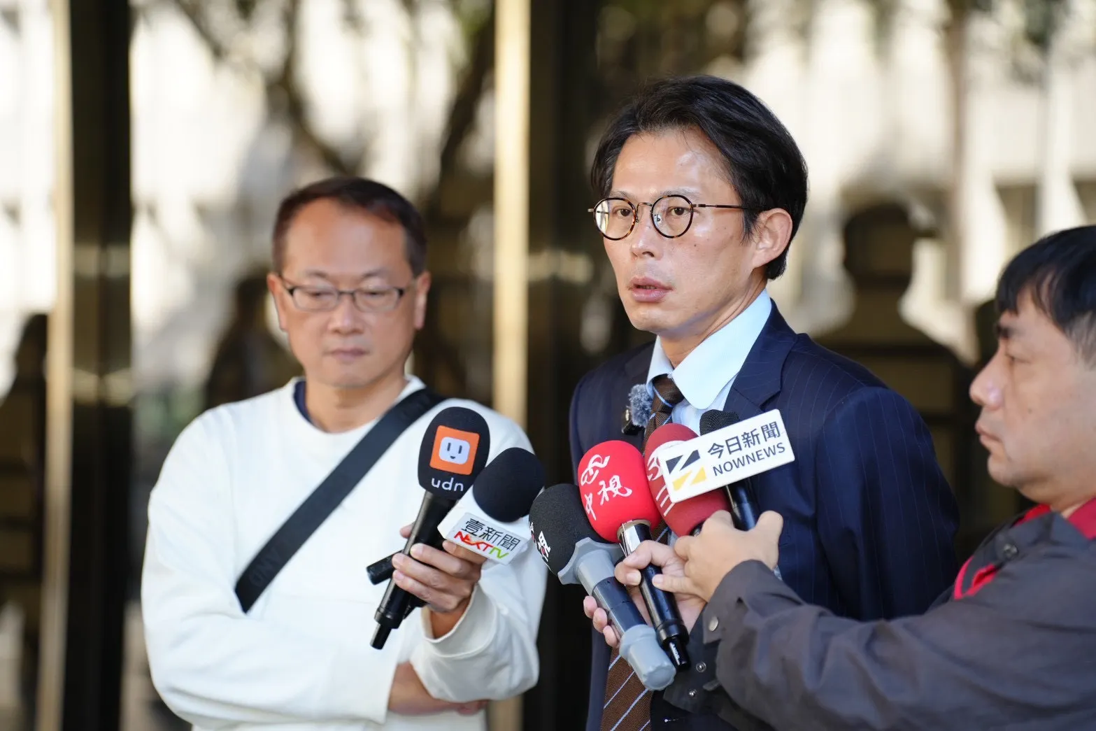 251223-黃國昌至台北地檢署告發府院高層涉嫌不法關說。（黃國昌辦公室提供）