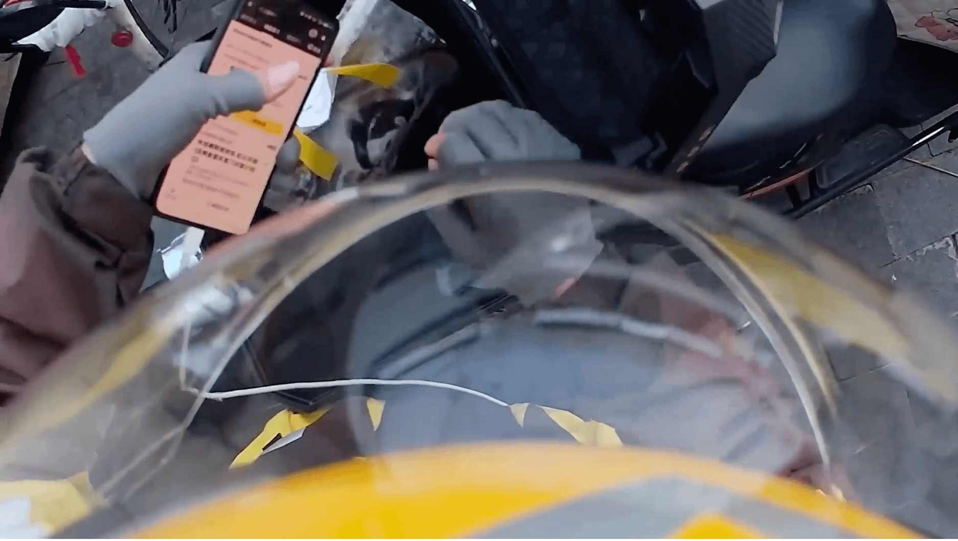 北京一名外送騎手接單出發，平台开始計時。