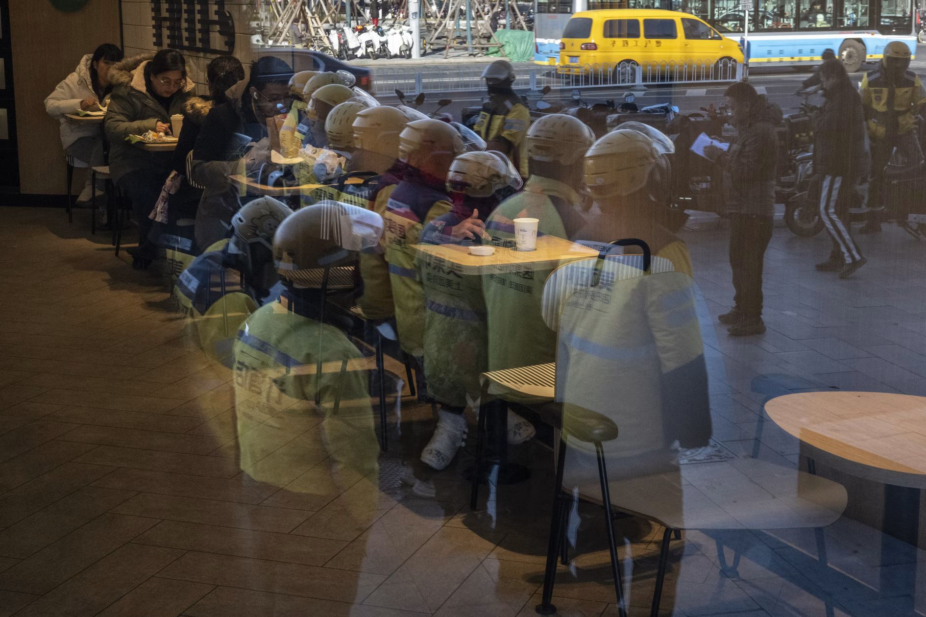 美團外送騎手在北京一家麥當勞餐廳外站隊。